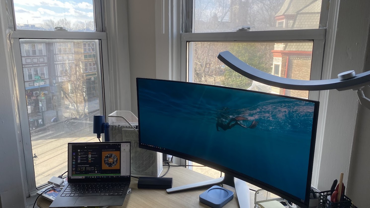 מערך משרד ביתי ליד חלון