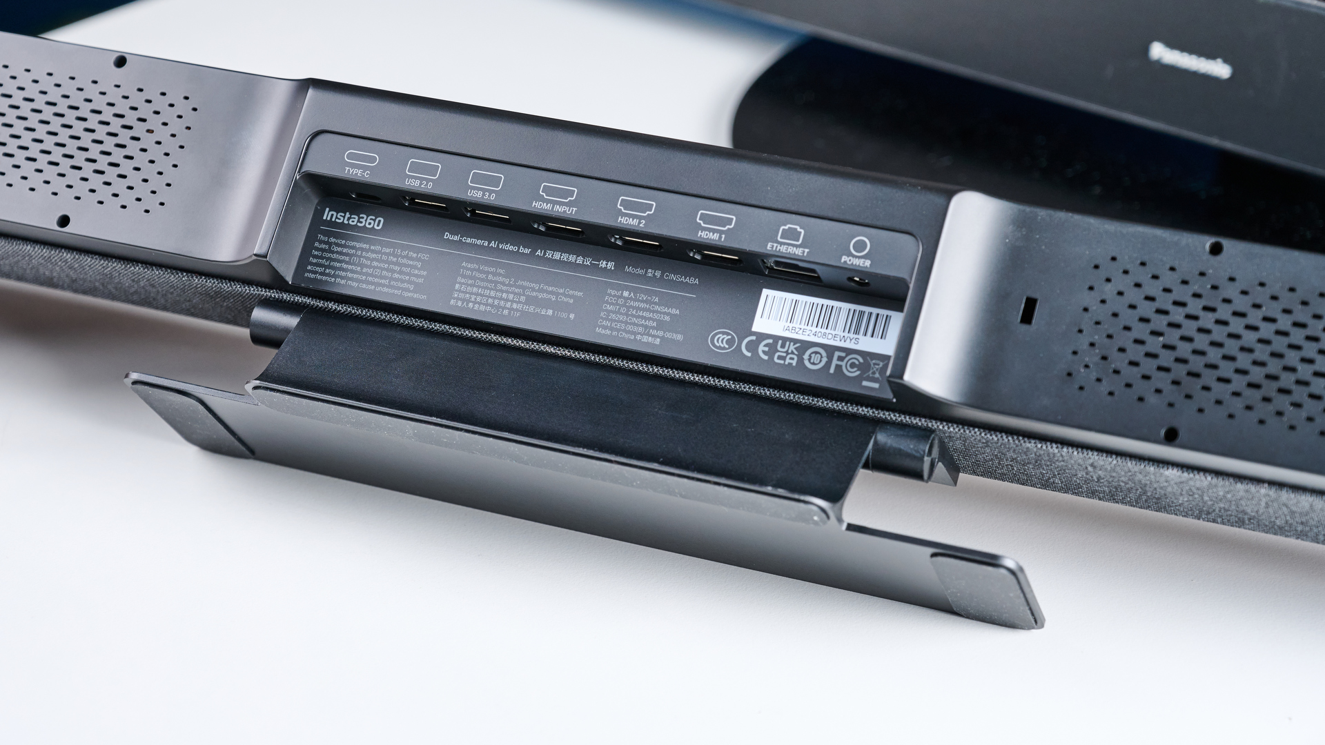 ה- Insta360 הוא סרגל וידיאו שחור ואפור עם 14 מיקרופונים וחיישן Gimbal ו- 4K, כניסות HDMI ותפוקות HDMI, USB-C, USB-A ו- Bluetooth ו- WiFi, מושלם לחדרי ישיבות בינוניים