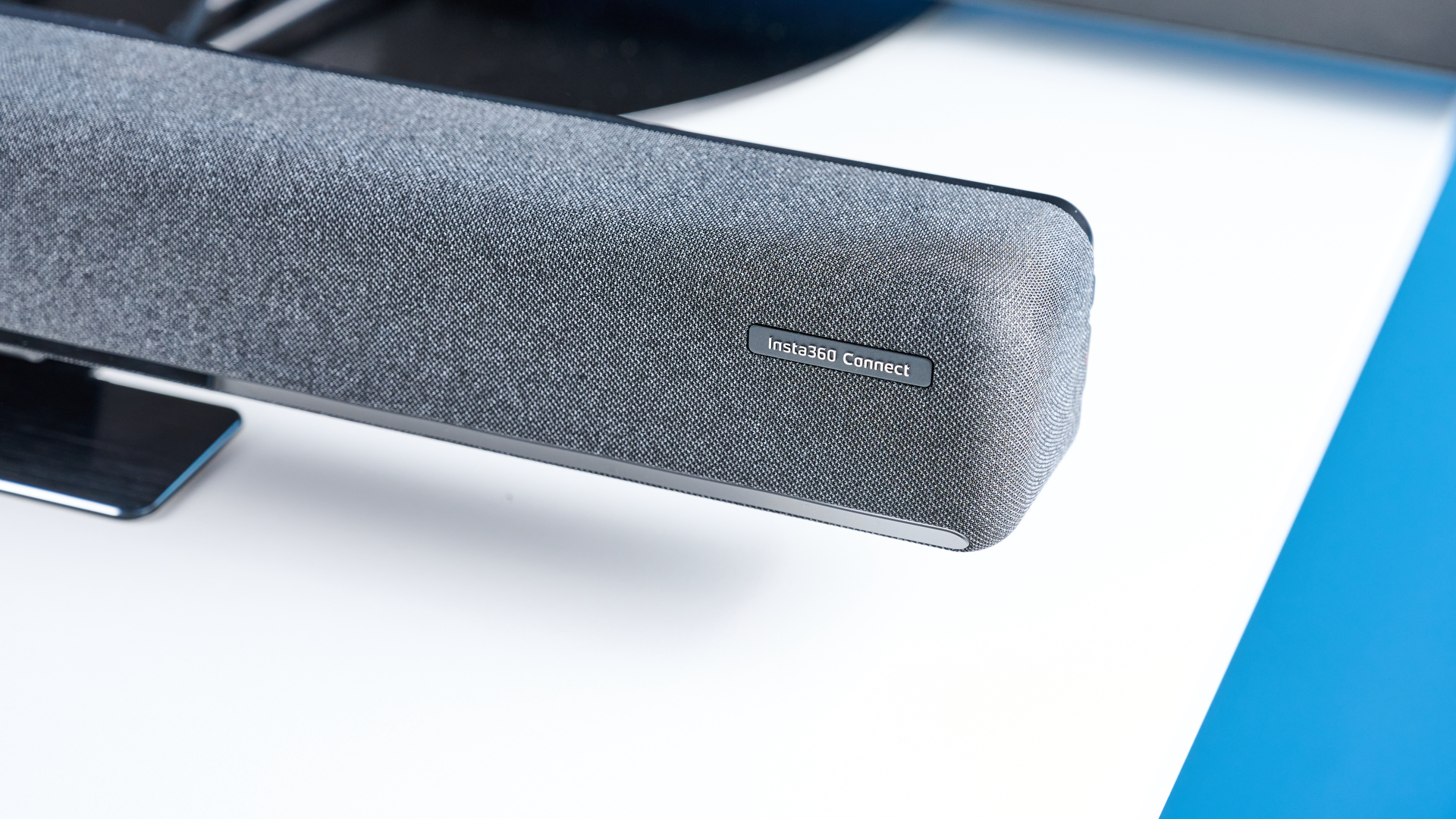 ה- Insta360 הוא סרגל וידיאו שחור ואפור עם 14 מיקרופונים וחיישן Gimbal ו- 4K, כניסות HDMI ותפוקות HDMI, USB-C, USB-A ו- Bluetooth ו- WiFi, מושלם לחדרי ישיבות בינוניים