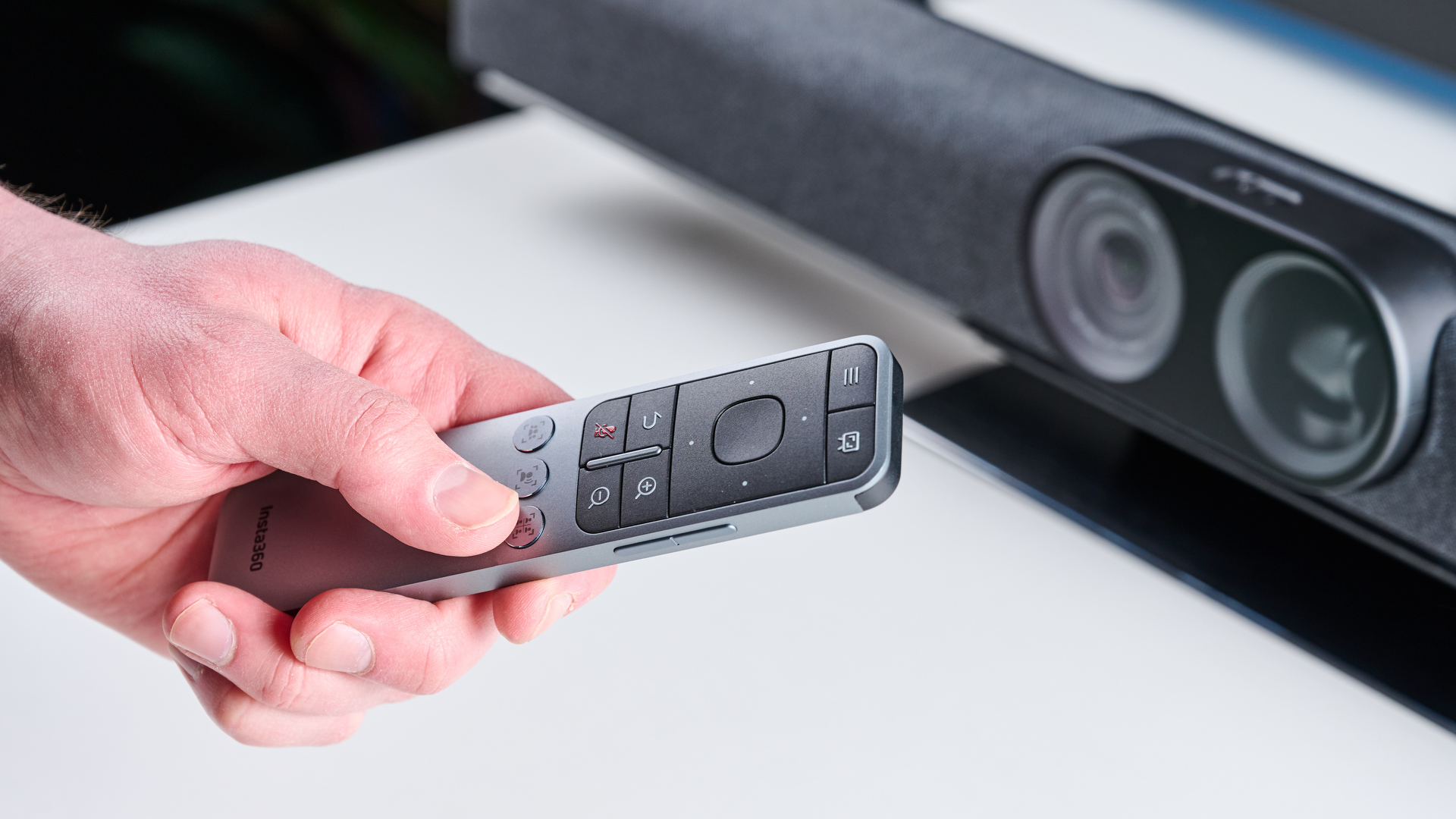 ה- Insta360 הוא סרגל וידיאו שחור ואפור עם 14 מיקרופונים וחיישן Gimbal ו- 4K, כניסות HDMI ותפוקות HDMI, USB-C, USB-A ו- Bluetooth ו- WiFi, מושלם לחדרי ישיבות בינוניים