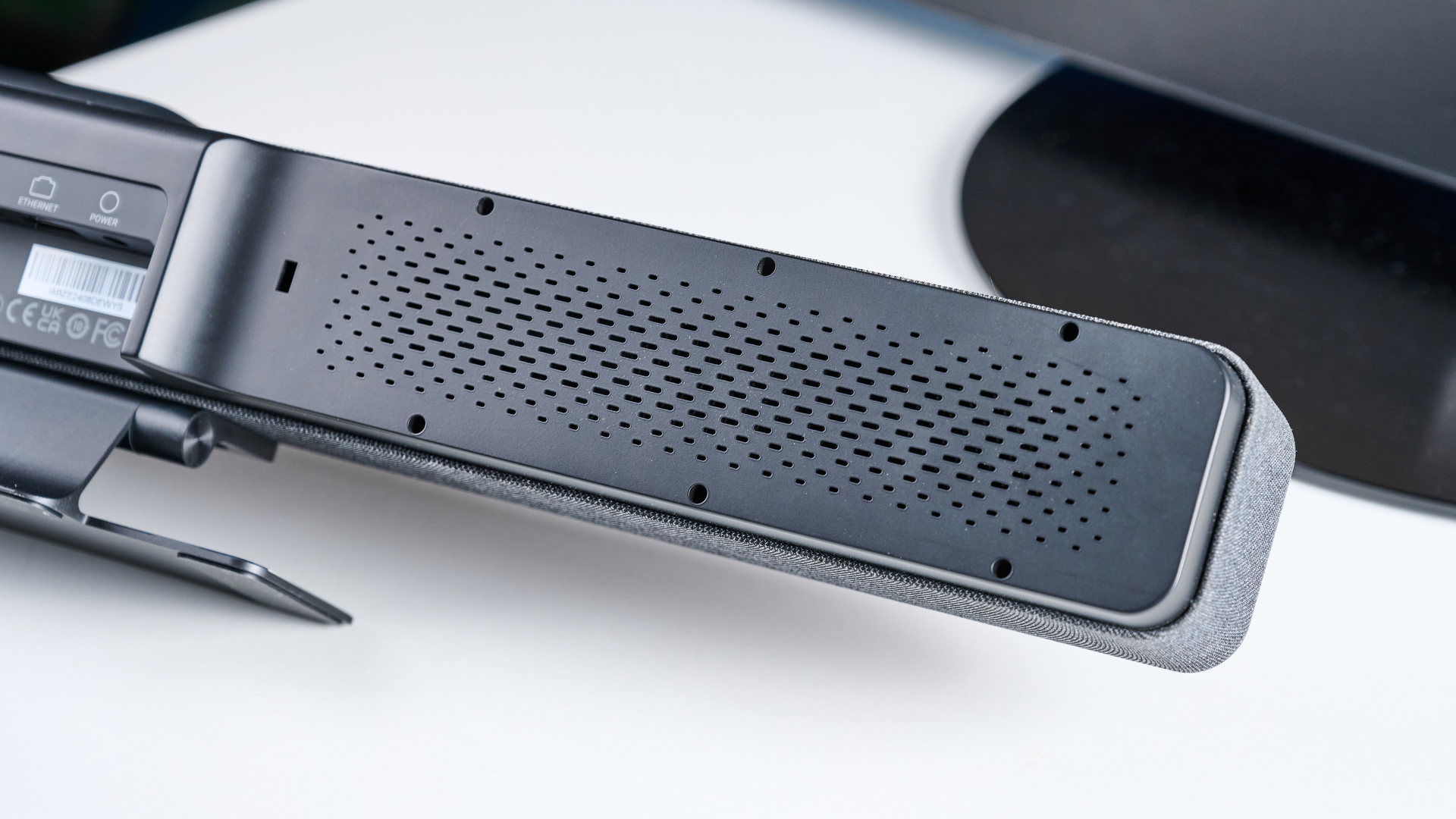 ה- Insta360 הוא סרגל וידיאו שחור ואפור עם 14 מיקרופונים וחיישן Gimbal ו- 4K, כניסות HDMI ותפוקות HDMI, USB-C, USB-A ו- Bluetooth ו- WiFi, מושלם לחדרי ישיבות בינוניים