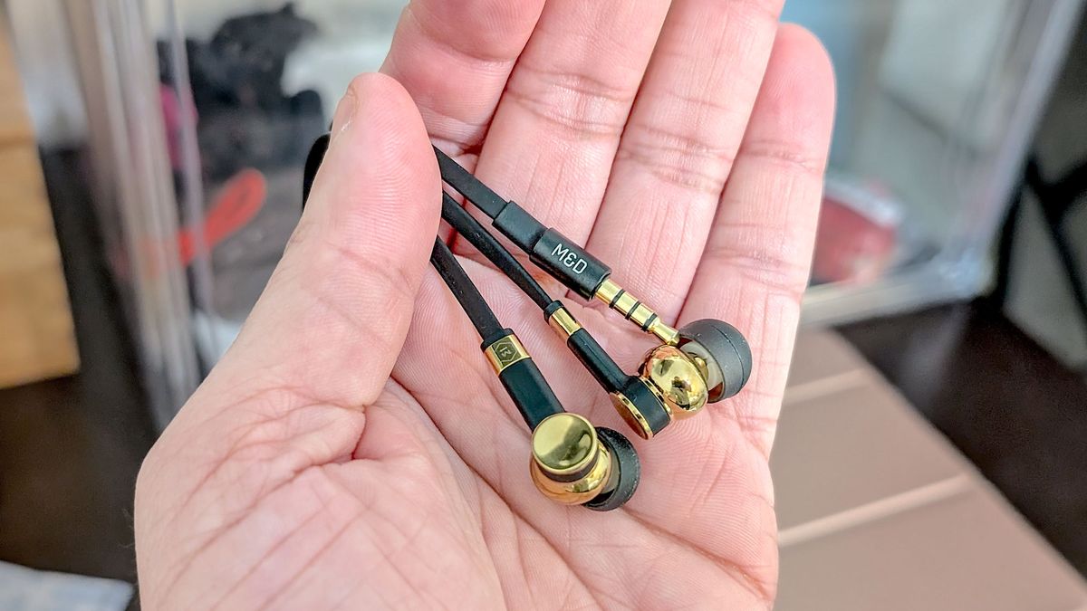 האוזניות החוטיות הללו מ- Master & amp; דינמי ניצח את ה- AirPods ב- Sound מאת אלכס ברקטטי שפורסם ב- 16 בפברואר 25 למרות היעדר התכונות שלהם, האוזניות המתוקנות של M & amp; D הן ניצחון לחובבי האזנה קווית שרוצים צליל תוסס ועשיר בעיצוב רטרו לוקס.