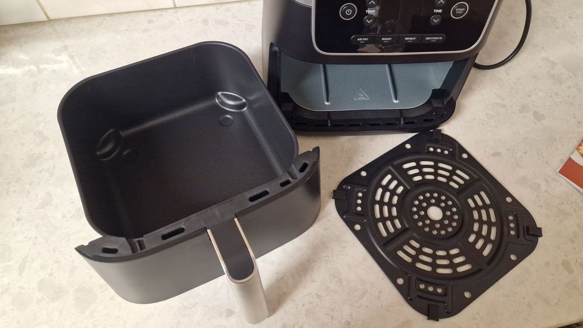 Ninja Air Fryer Pro 4-in-1 with drawer insert