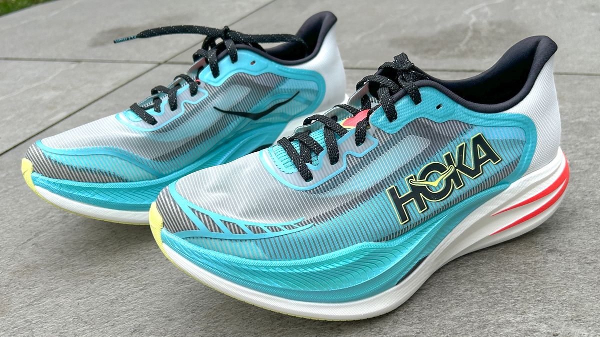 רצתי 40 מיילים ב- Hoka Cielo X1 2.0-הנה פסק הדין שלי על נעל המירוץ העליונה של הוקה מאת ניק האריס-פריי שפורסם ב 22 בפברואר 25, Hoka Cielo X1 2.0 הוא נעל מירוץ מהירה יותר מה- Cielo X1 המקורי, עם עיצוב קל יותר ועל A נסיעה אגרסיבית יותר בזכות הנדנדה החדה וקצף קפיצי.