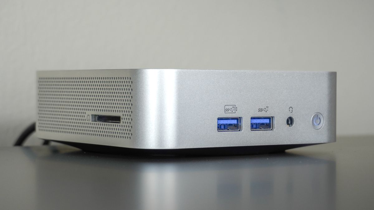 The Geekom A6 next to the Mac mini M4 on a desk