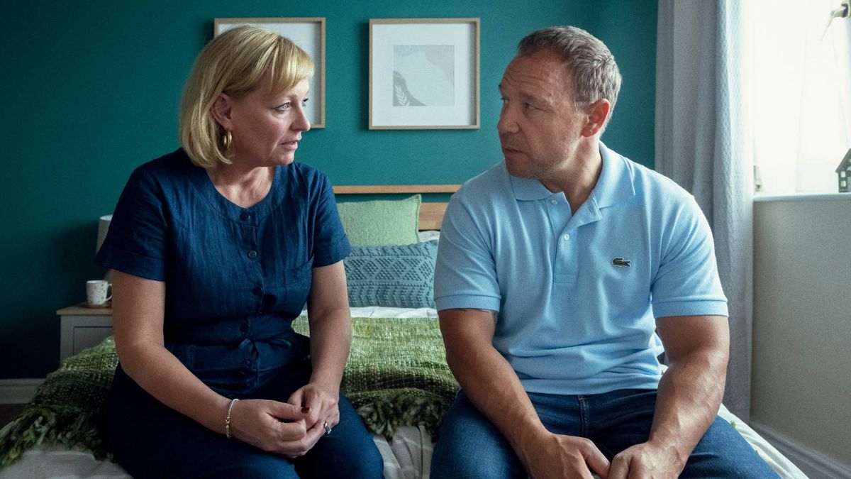 (L-R) Christine Tremarco as Manda Miller, Stephen Graham as Eddie Miller in "Adolescence"