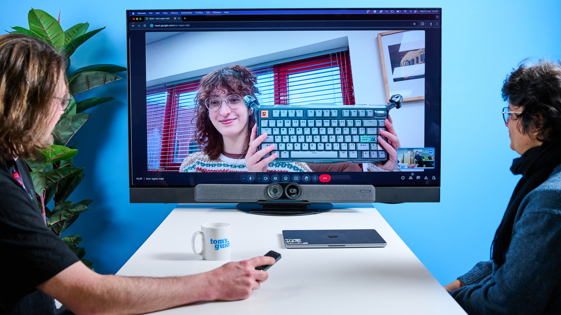 ה- Insta360 הוא סרגל וידיאו שחור ואפור עם 14 מיקרופונים וחיישן Gimbal ו- 4K, כניסות HDMI ותפוקות HDMI, USB-C, USB-A ו- Bluetooth ו- WiFi, מושלם לחדרי ישיבות בינוניים