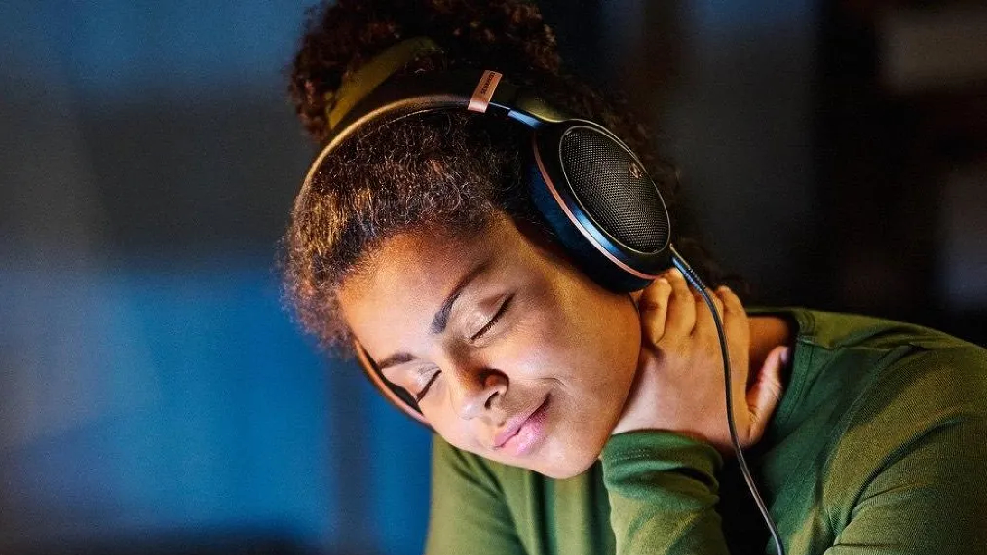 Sennheiser HD 505 על אישה באולפן