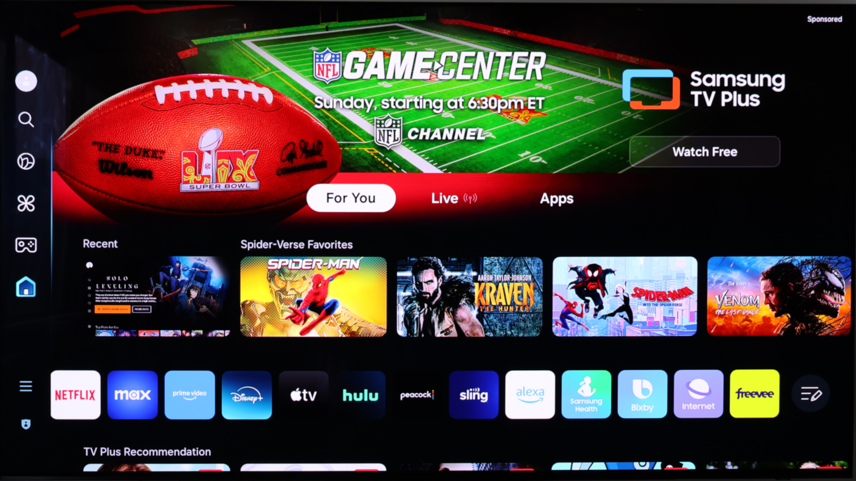 מסך הבית של Samsung Tizen (2024) מציג אפליקציות שונות ותוכן מומלץ