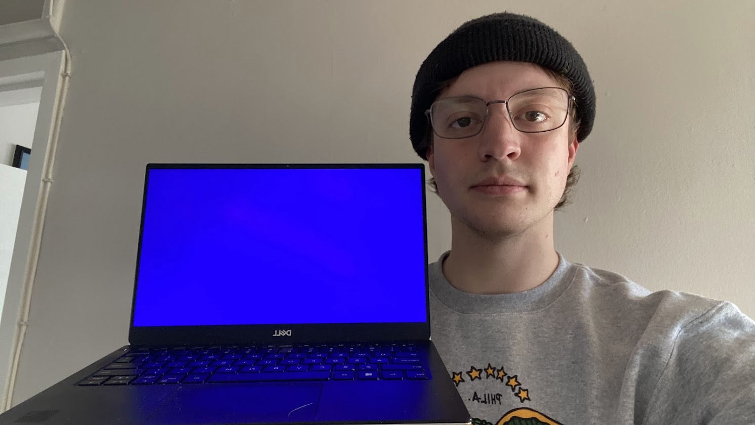 אדם שלובש משקפי אור כחולים