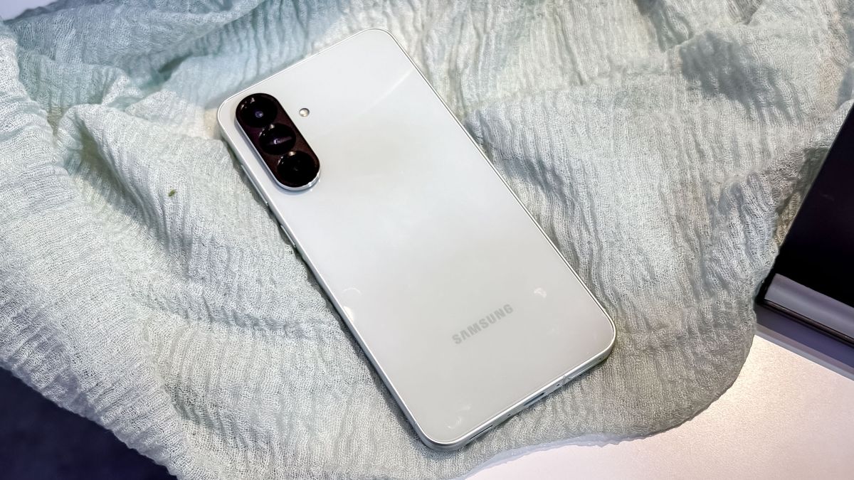 Samsung Galaxy A56 ביקורת מעשית: גרימת צרות עבור פיקסל Google 8A מאת ריצ'רד פרידיי שפורסמה ב -1 במרץ, עדיין לא מדורגת סמסונג הופכת טלפון תקציבי שלא נראה או מרגיש כמו