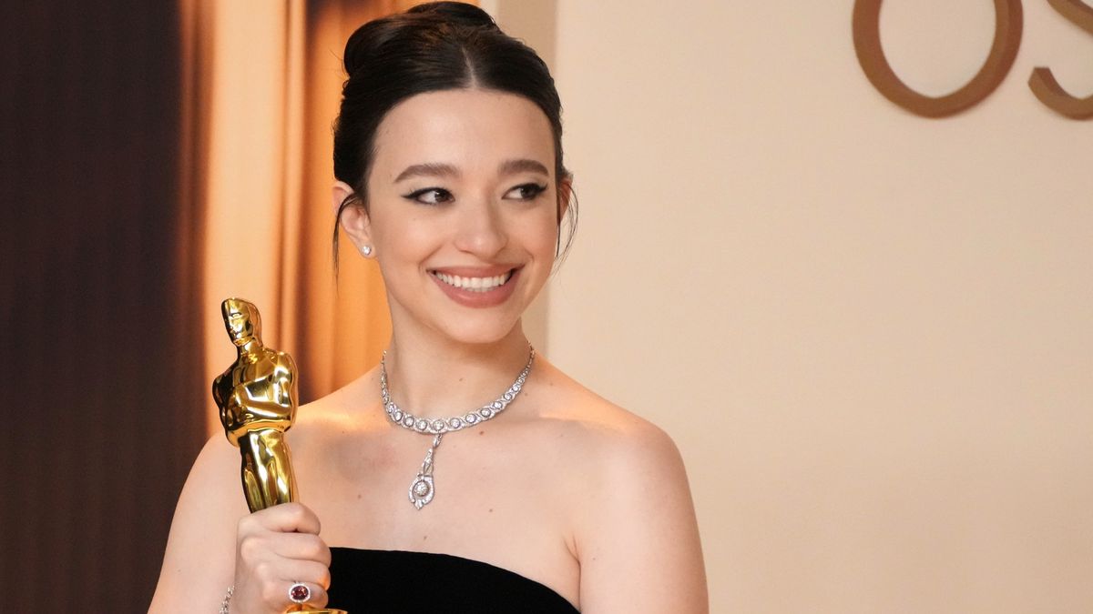 Mikey Madison holding oscars trophy