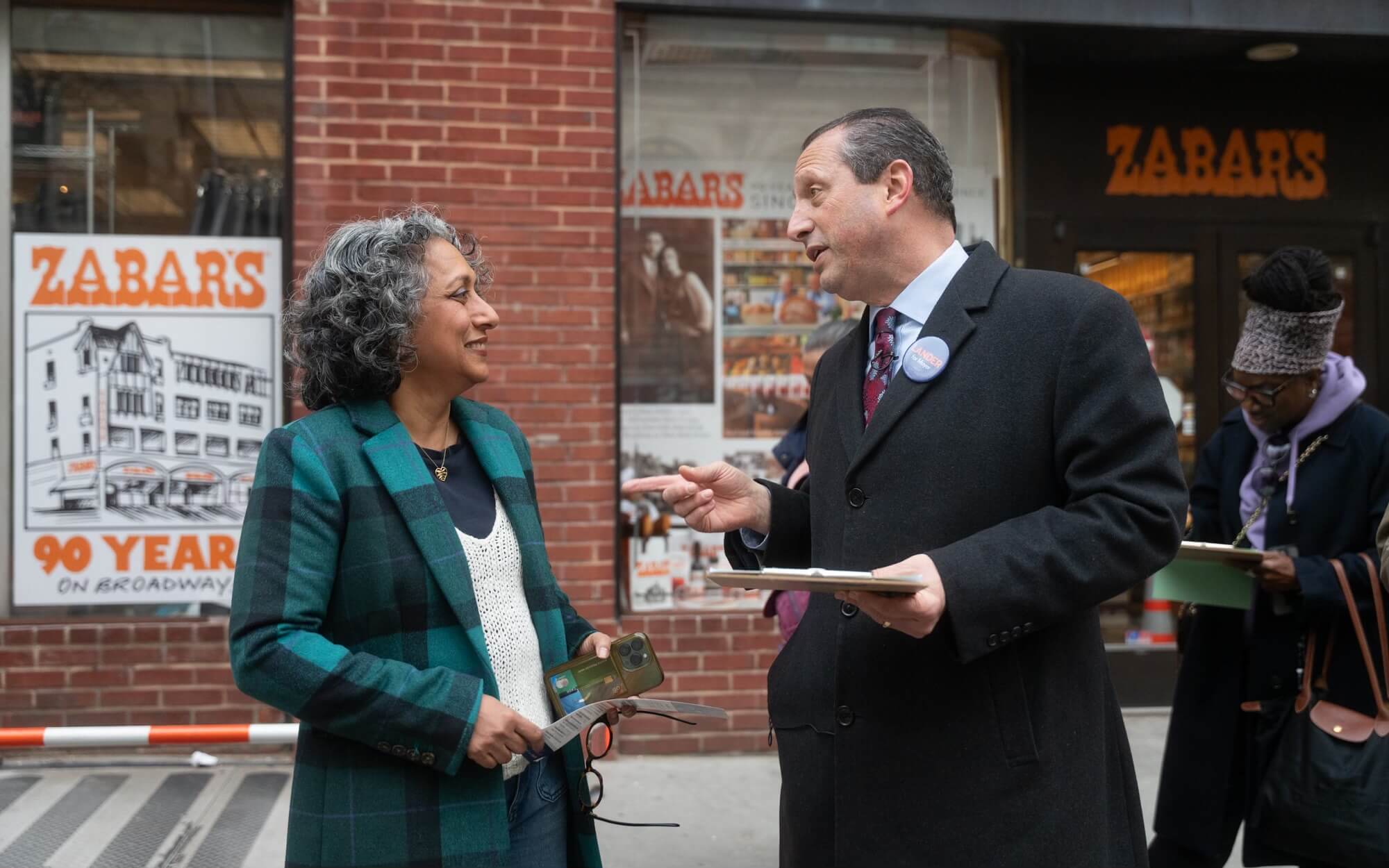 במירוץ להצבעות יהודיות, מועמד ראש עיריית ניו יורק, בראד לנדר, חושף