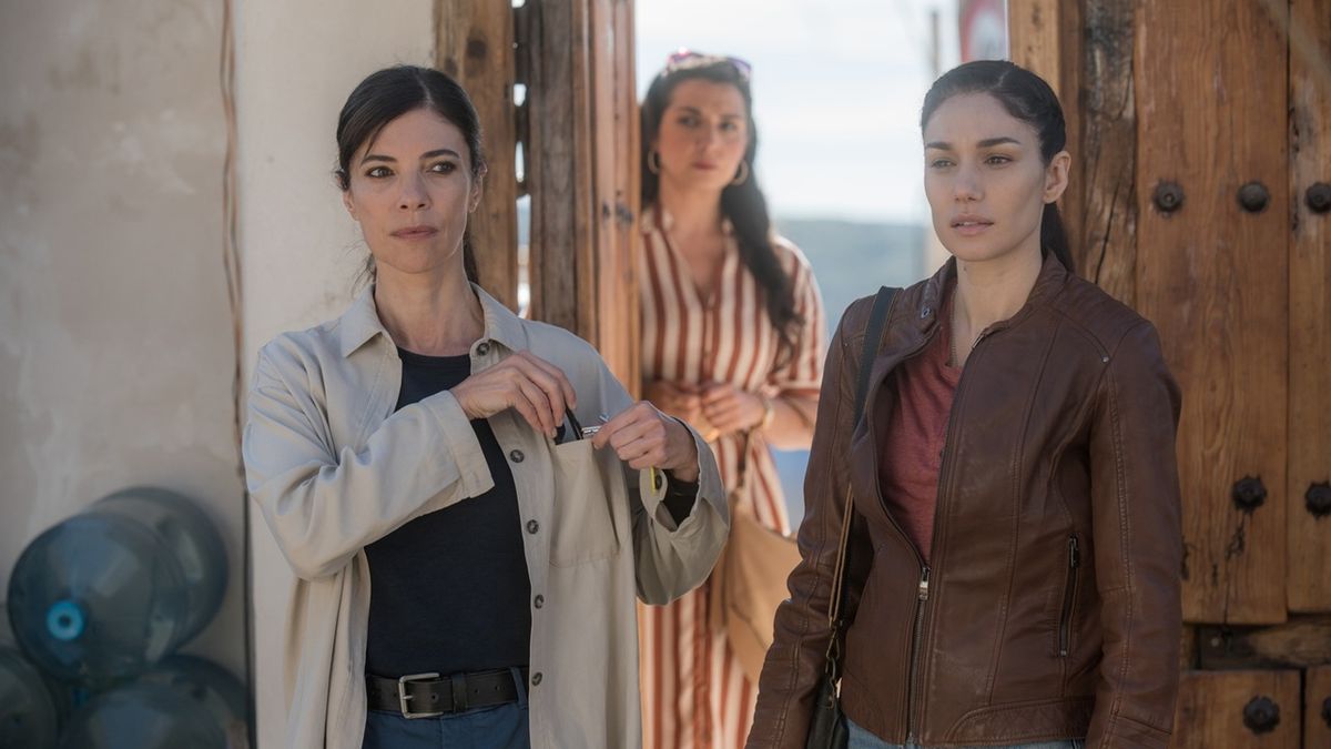 Civil guard sergeant Lucía Gutiérrez (Maribel Verdú) and U.S. special agent Magaly Castillo (Mariela Garriga) arrive in the village of Morón de la Frontera to investigate a suicide and a disappearance in "When Nobody Sees Us"