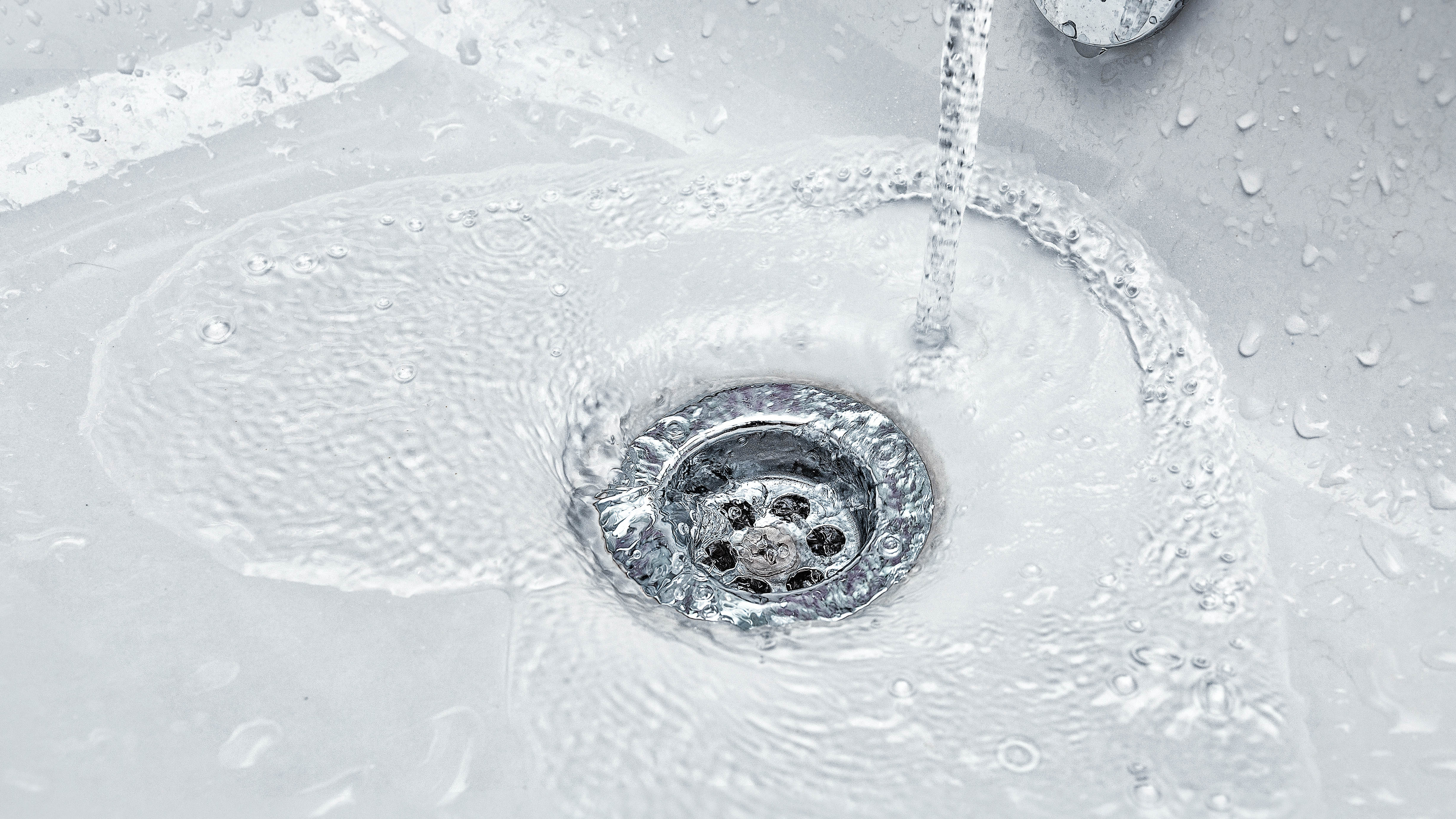 מים זורמים בכיור