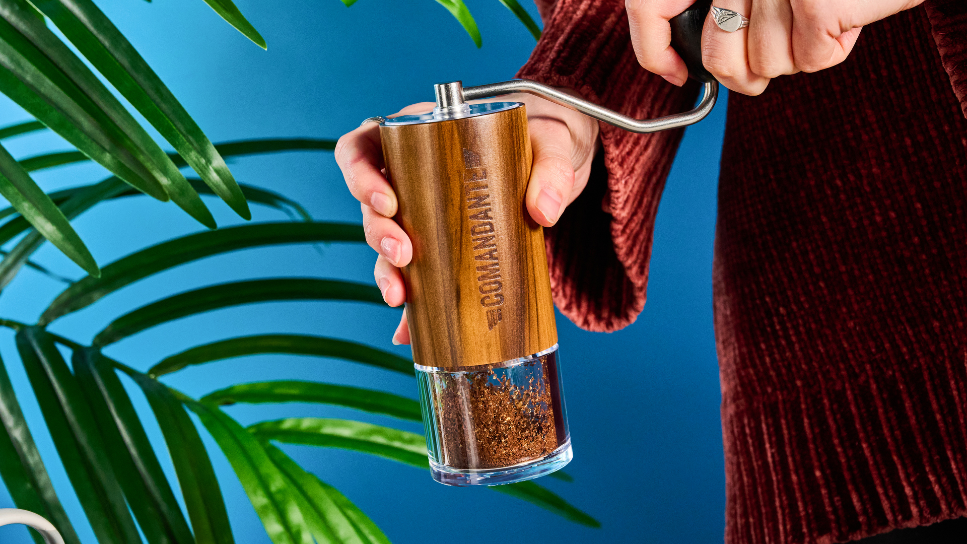 מטחנת קפה ידנית comandante c40 mk4 עם תא לכידת זכוכית וקורות פלדה חנקן גבוהות