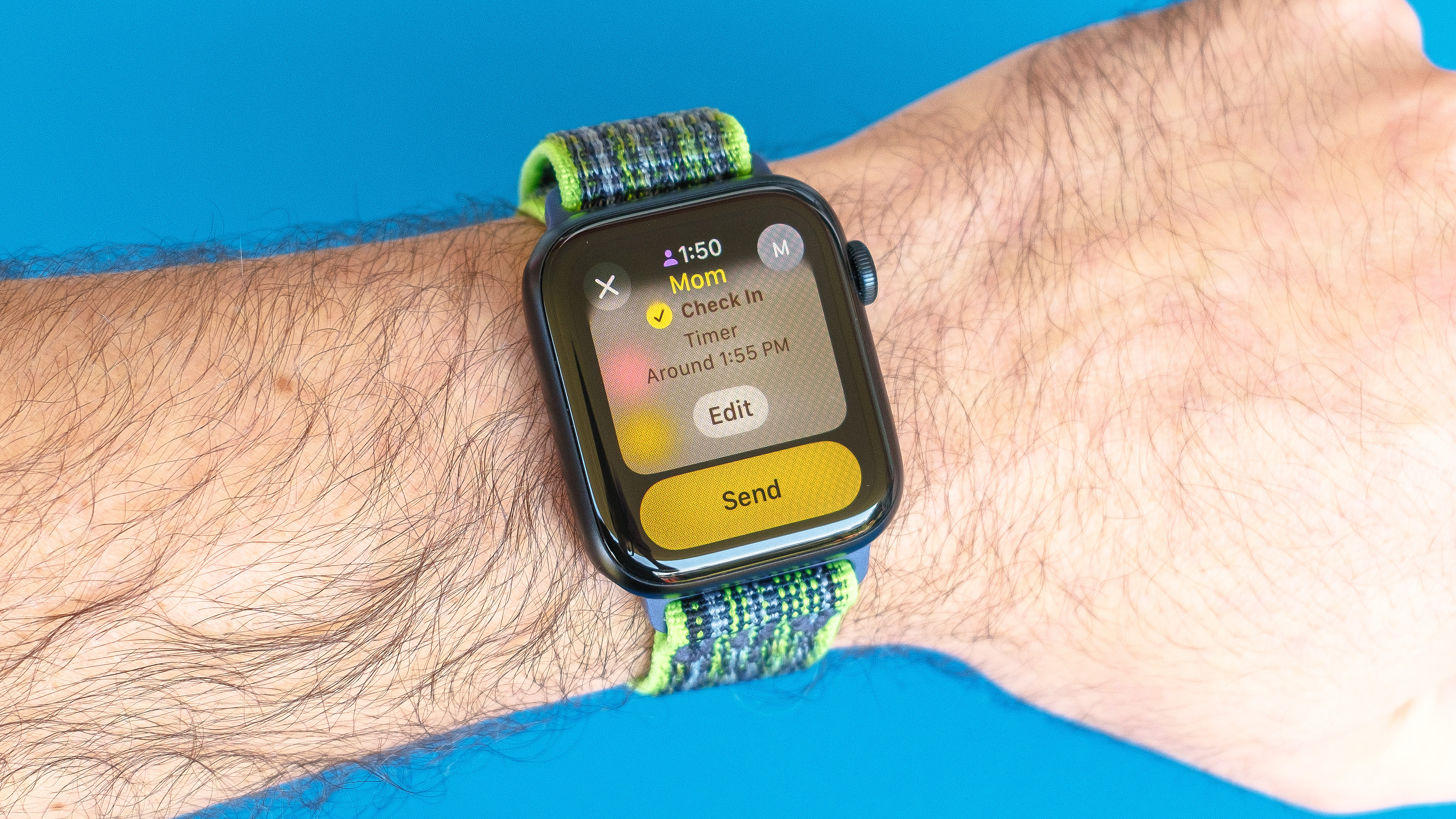 צילום פרט של Apple Watch SE על רקע כחול בהיר המציג את השלבים להגדרה ושלח הודעה על צ'ק -אין ב- WatchOS 11 