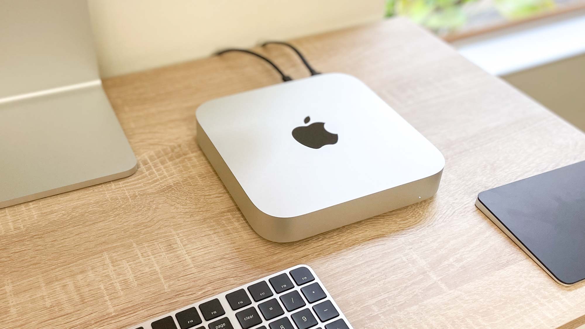 Mac Mini M2 עם Apple Magic Trackpad