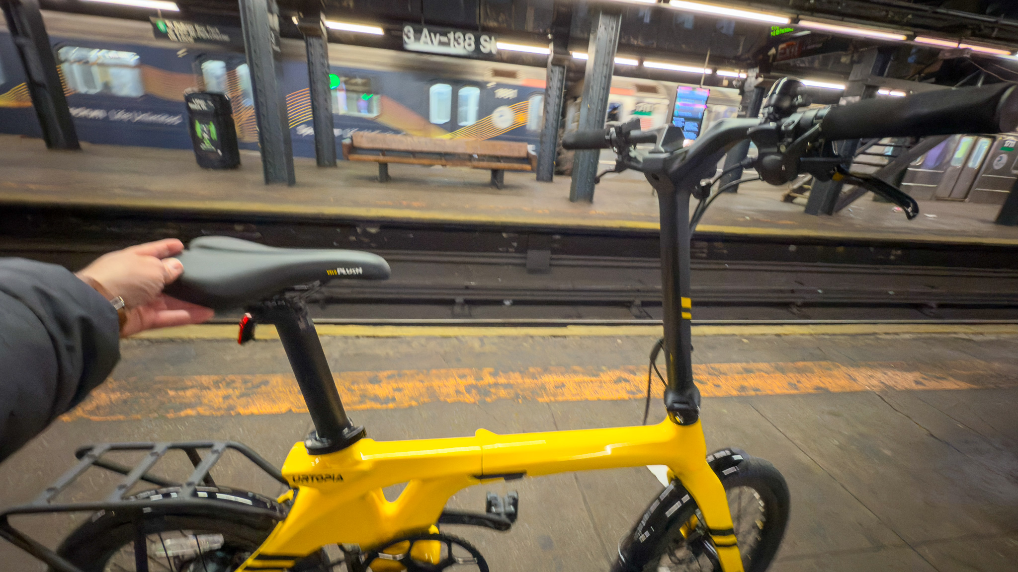 קפל פחמן אורטופיה 1 - מחכה לרכבת התחתית