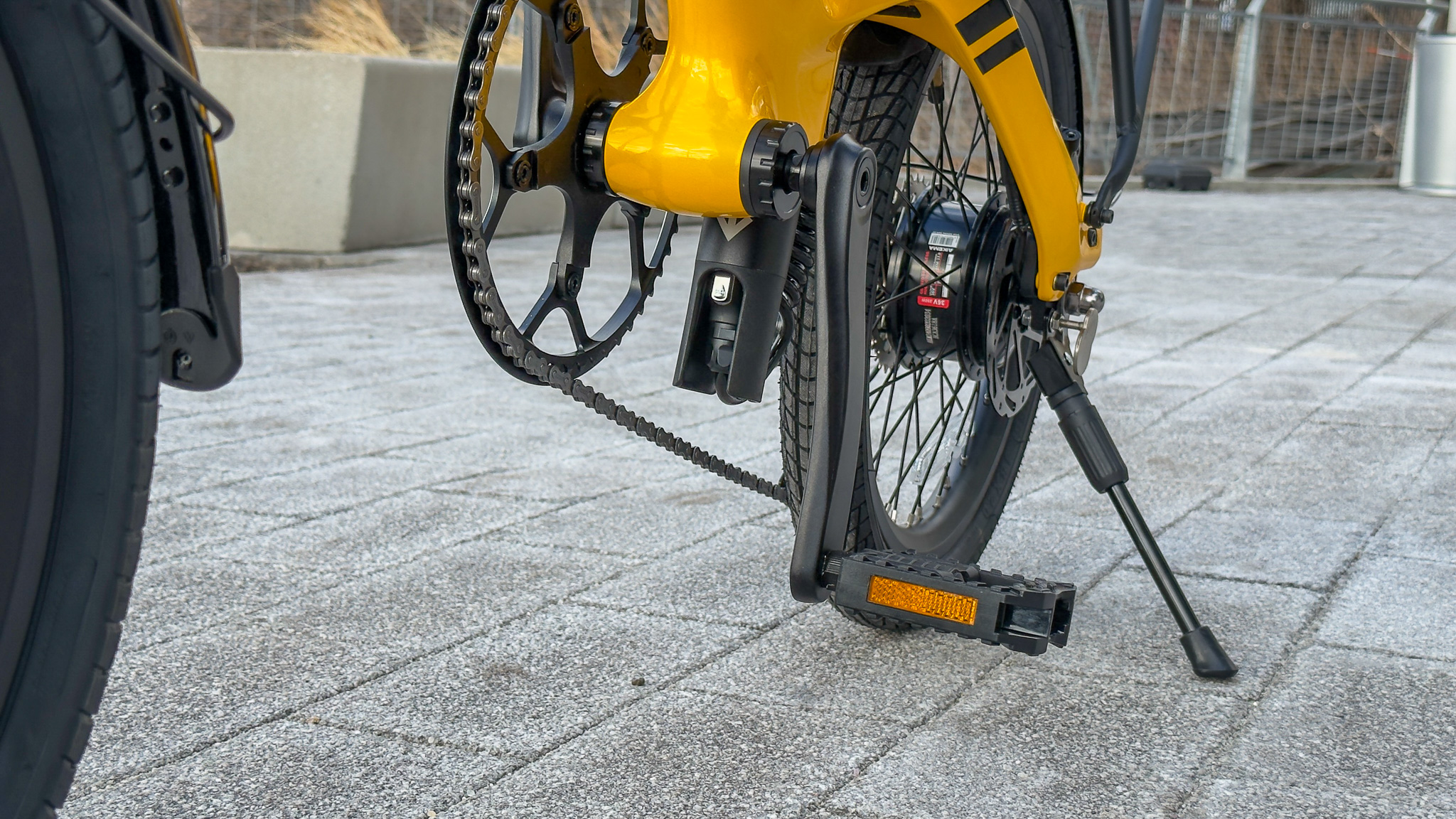 אורטופיה פחמן קפל 1 - החלק התחתון של סוללה/עמדת המושב בו כבל החשמל מתחבר