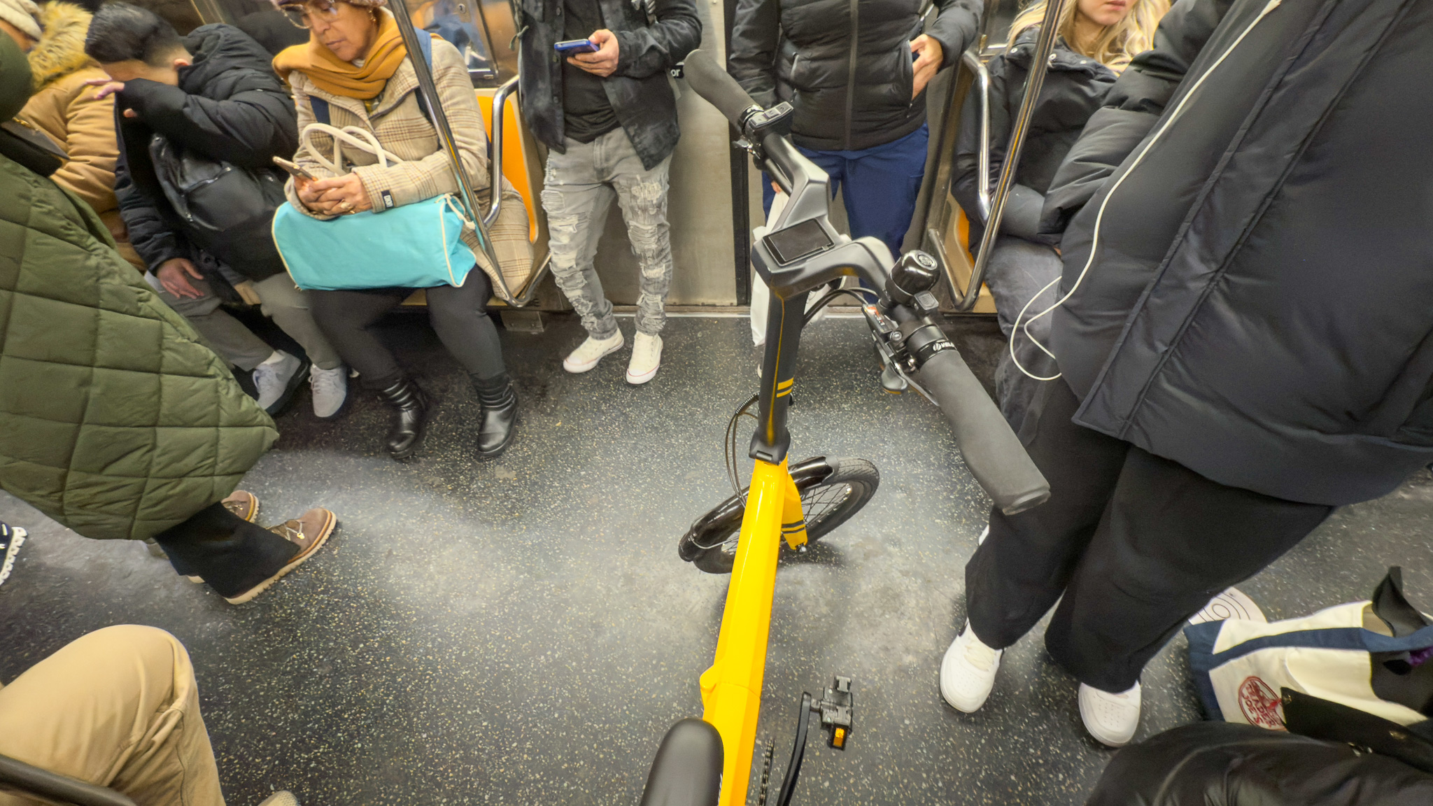 קפל פחמן אורטופיה 1 - לוקח על עצמם את הרכבת התחתית