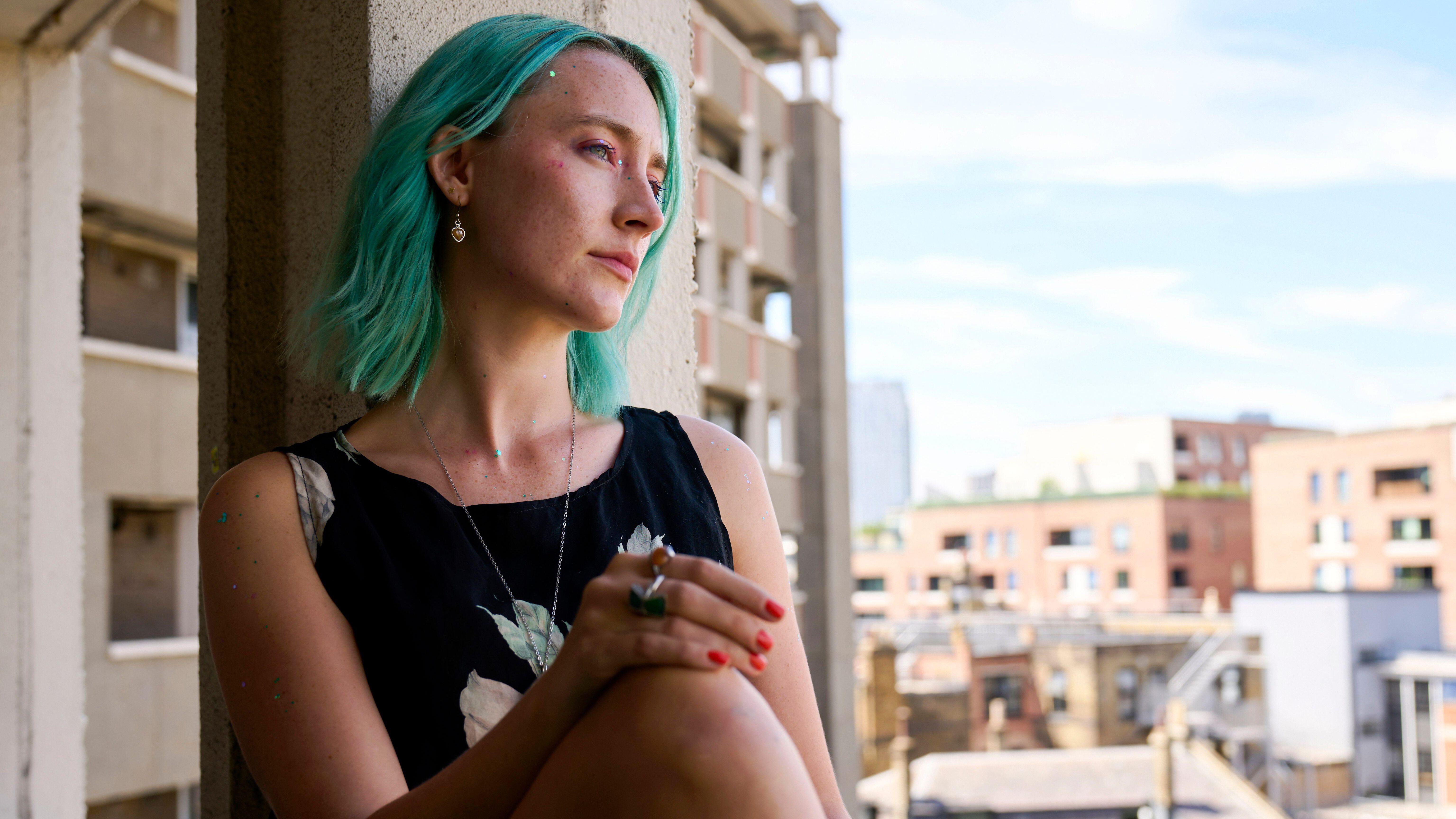 רונה (Saoirse Ronan) נשענת על חלון ב- & quot; the Outrun & quot;