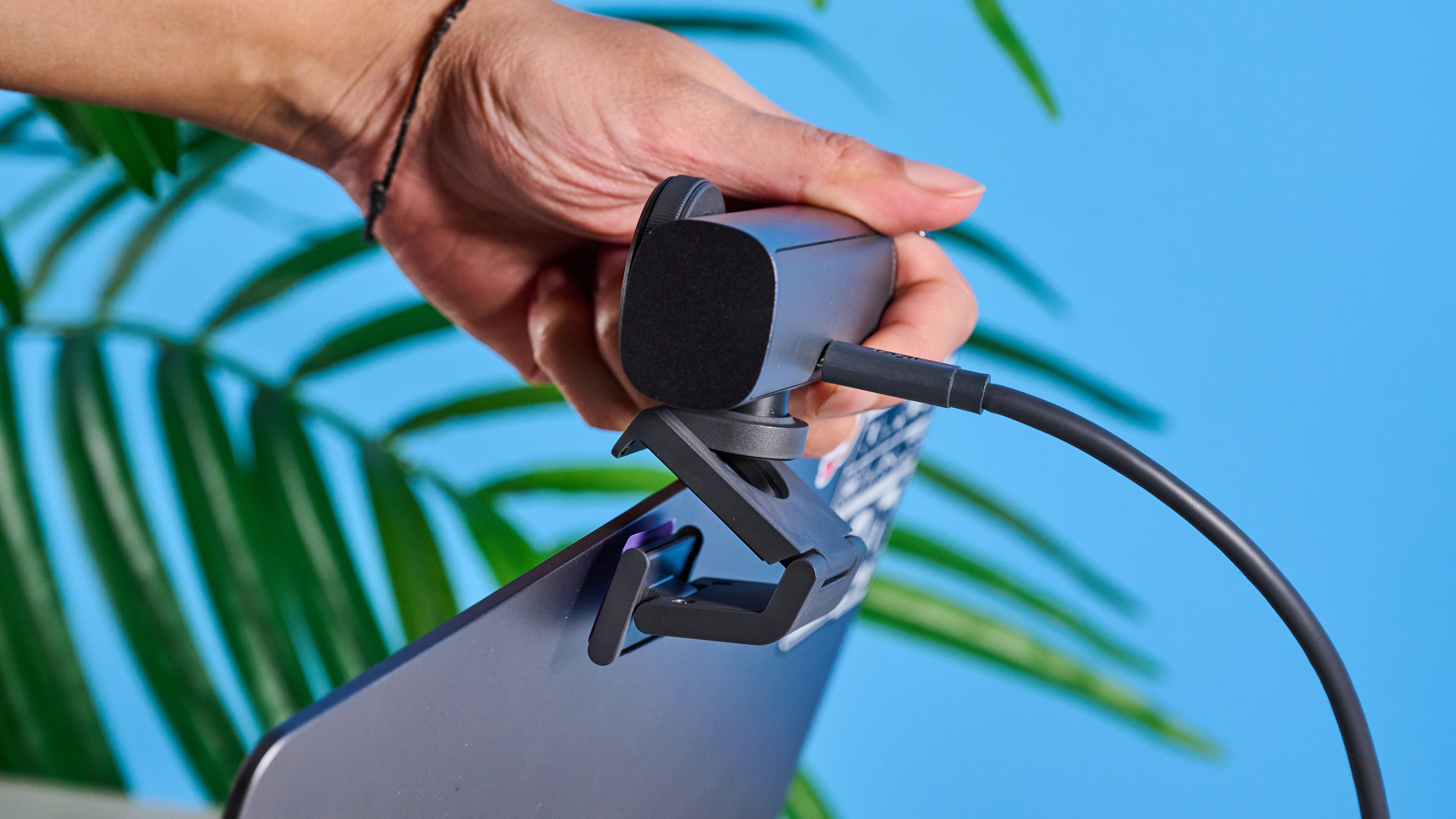 Logitech MX Brio 705 בתמונה מול רקע כחול