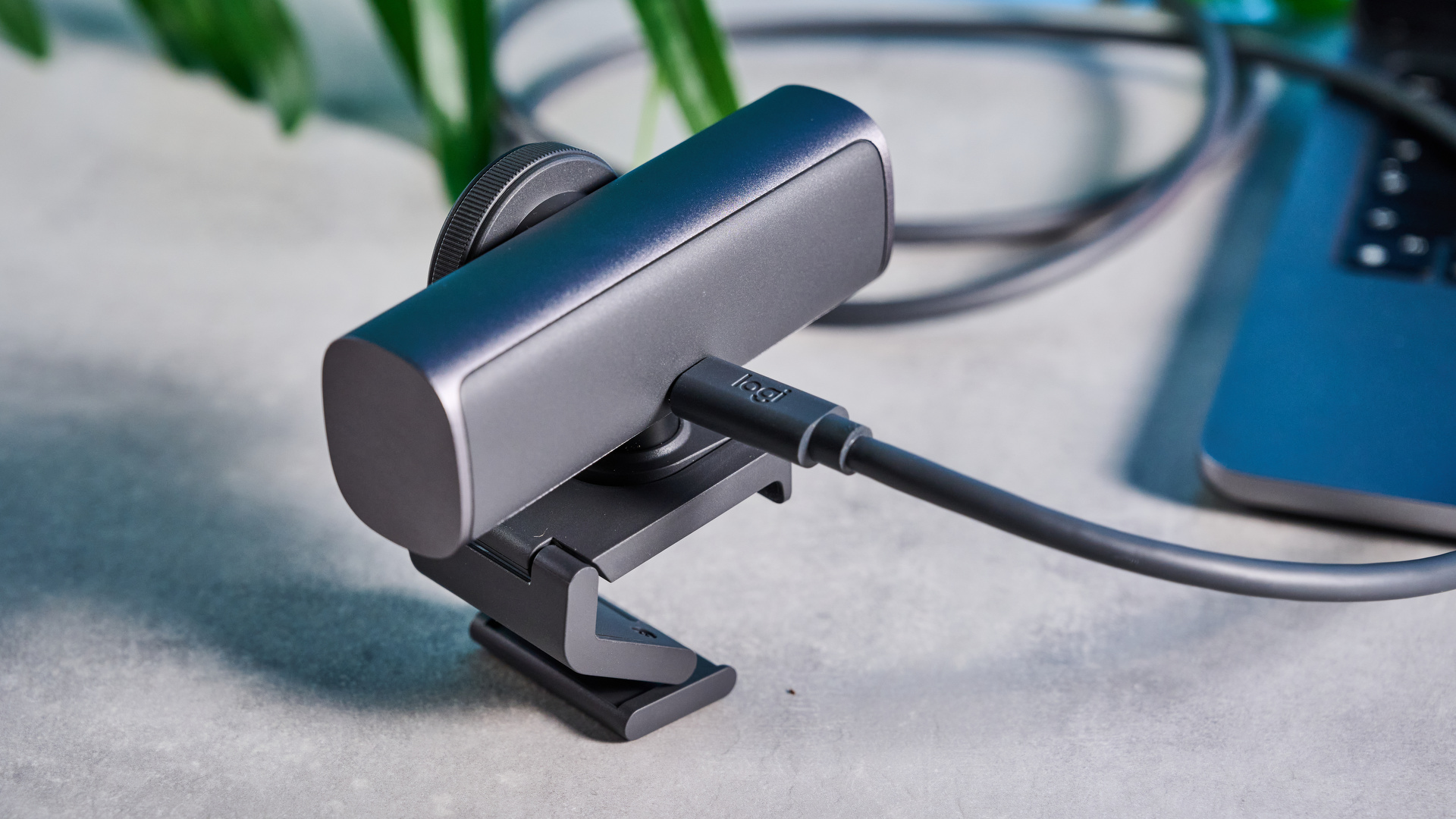 Logitech MX Brio 705 בתמונה מול רקע כחול