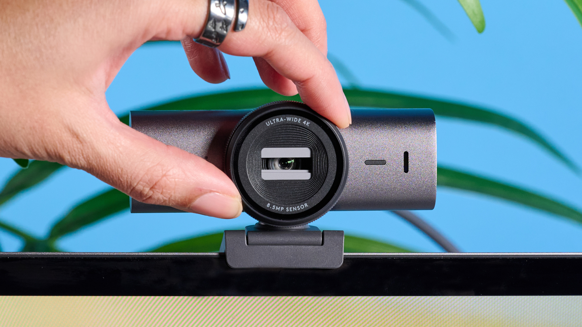 Logitech MX Brio 705 בתמונה מול רקע כחול