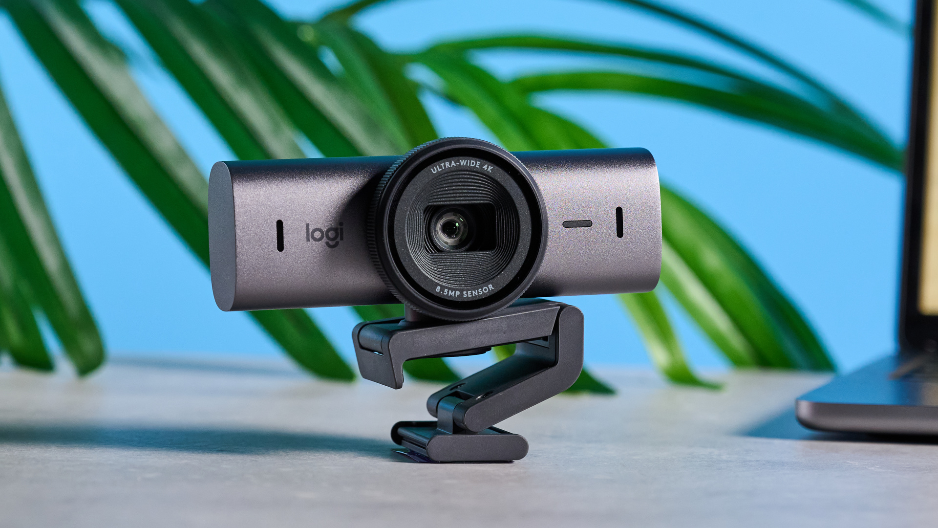 Logitech MX Brio 705 בתמונה מול רקע כחול