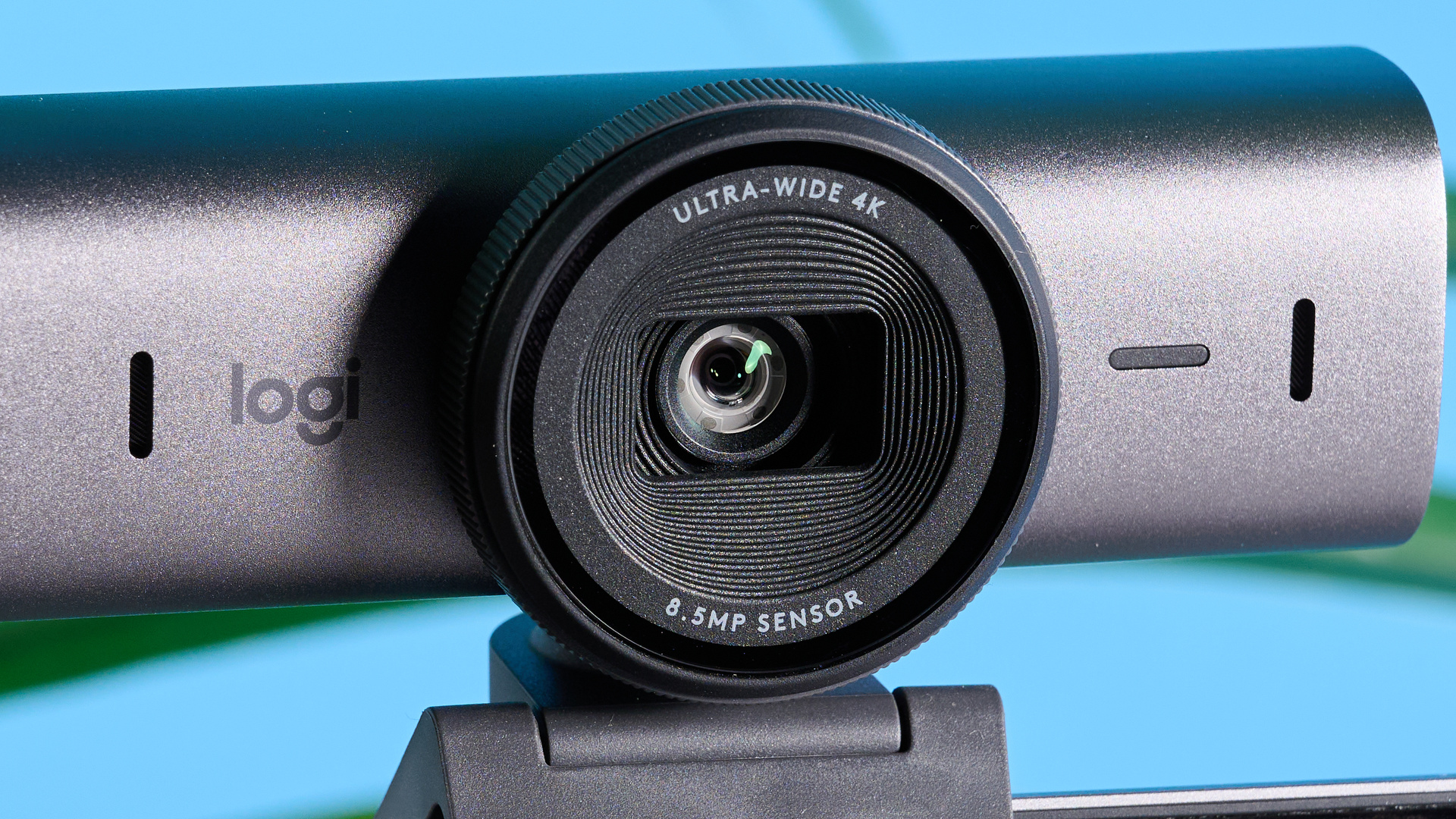 Logitech MX Brio 705 בתמונה מול רקע כחול