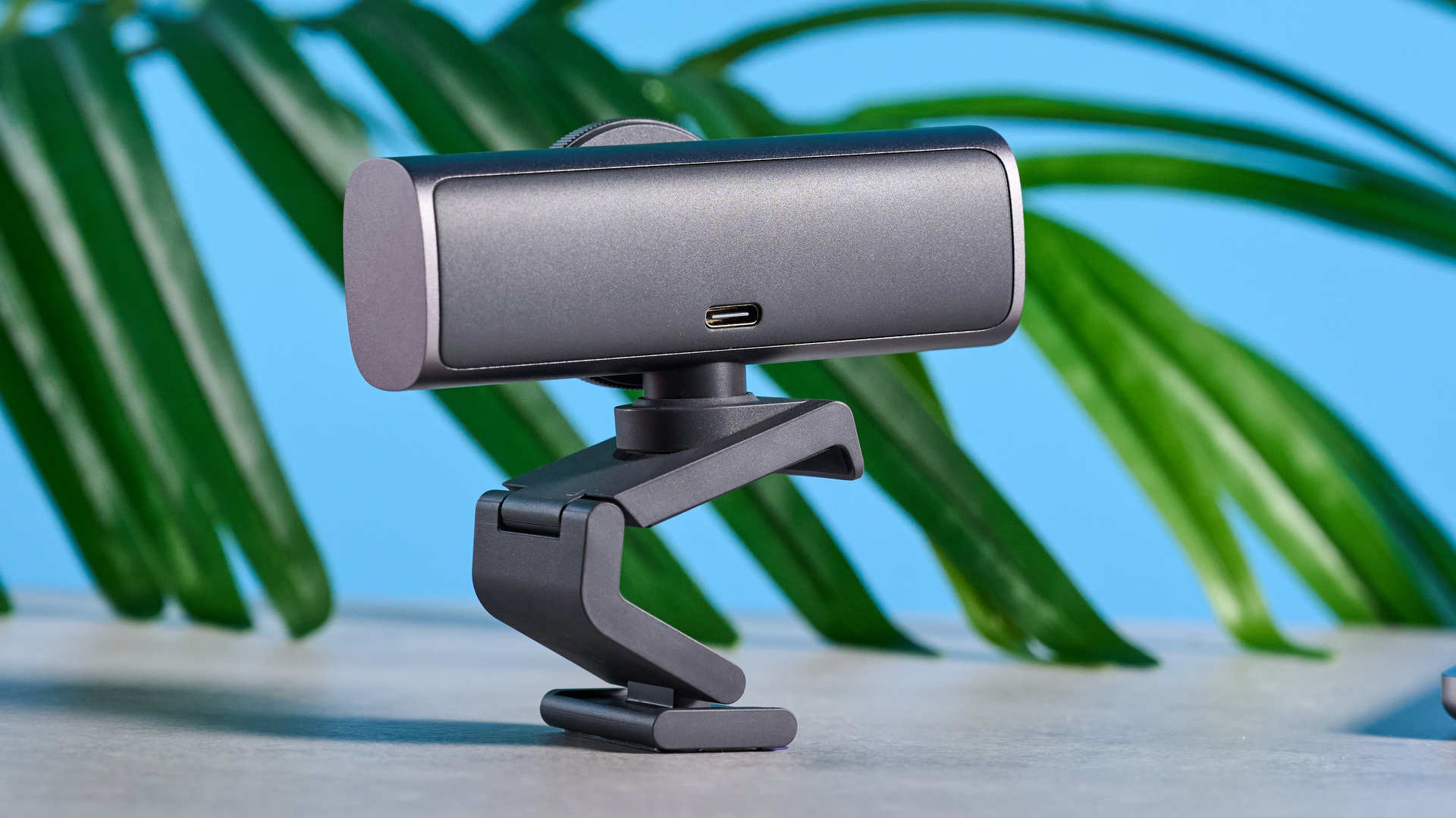 Logitech MX Brio 705 בתמונה מול רקע כחול