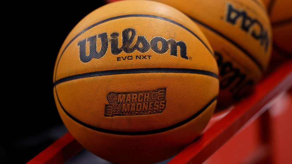 מרץ טירוף בשידור חי: צפה וזרם כדורסל NCAA, סיכויים והצטברות לארבע הראשונות