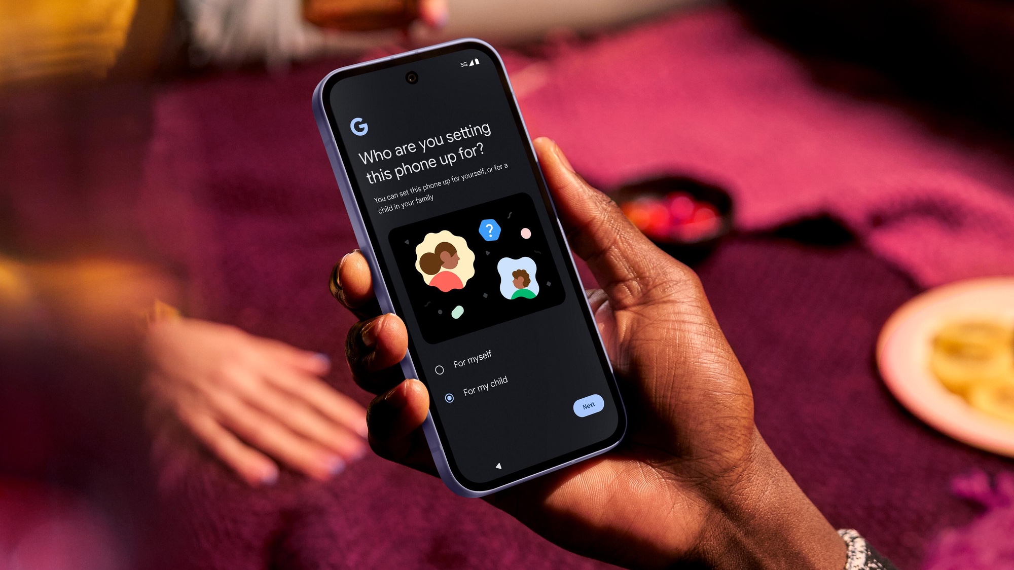 Google Pixel 9A מוחזק ביד המציגה את התוכנה