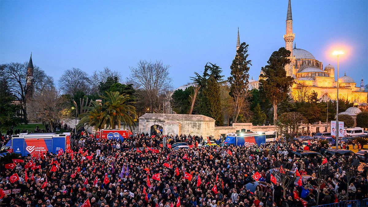 Large group of protesters in Turkey following Instanbul mayor's arrest