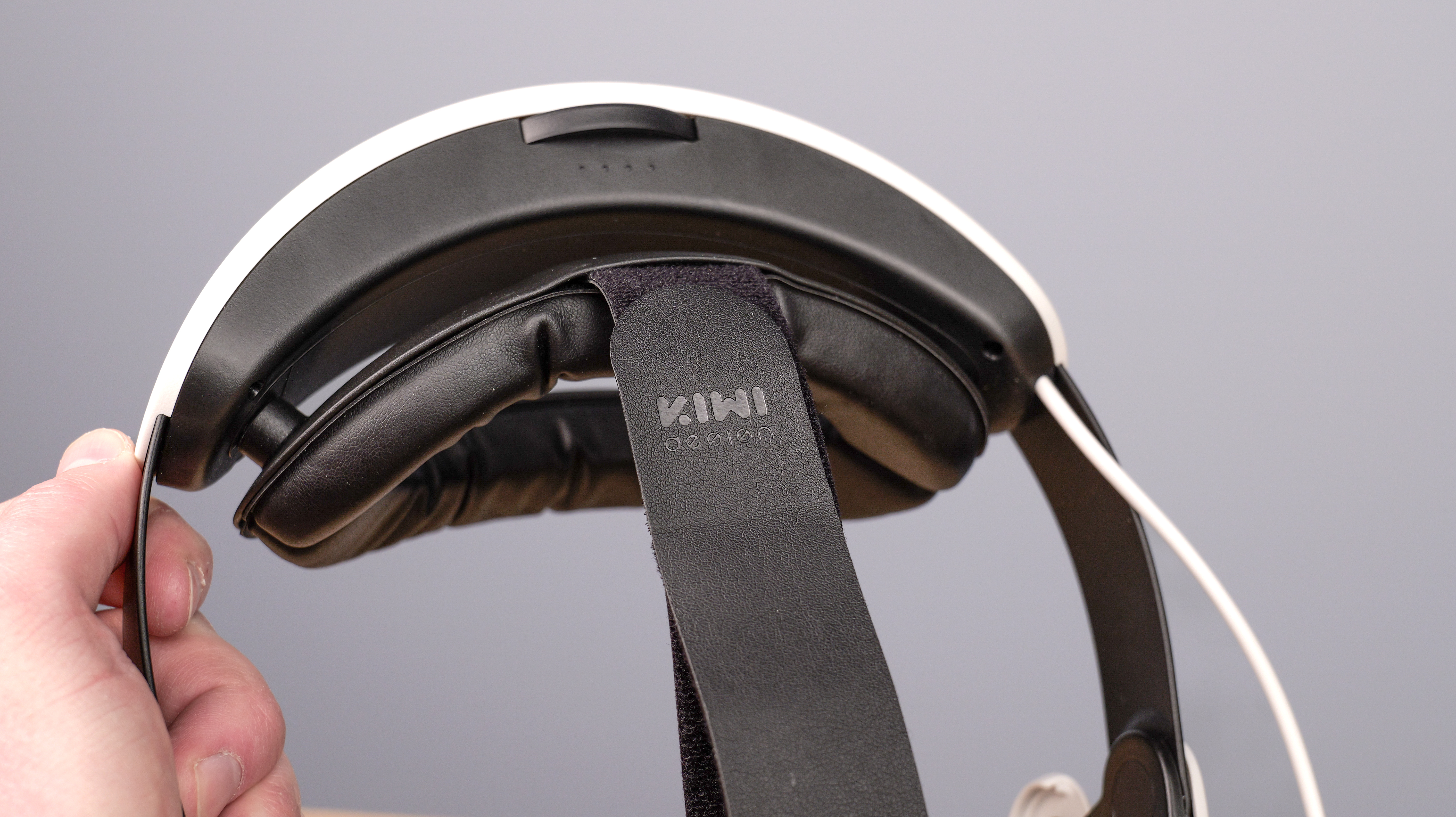 האחורי של Kiwi Design H4 Boost Halo Sulding Strap ביד המציג חיוג מתכוונן