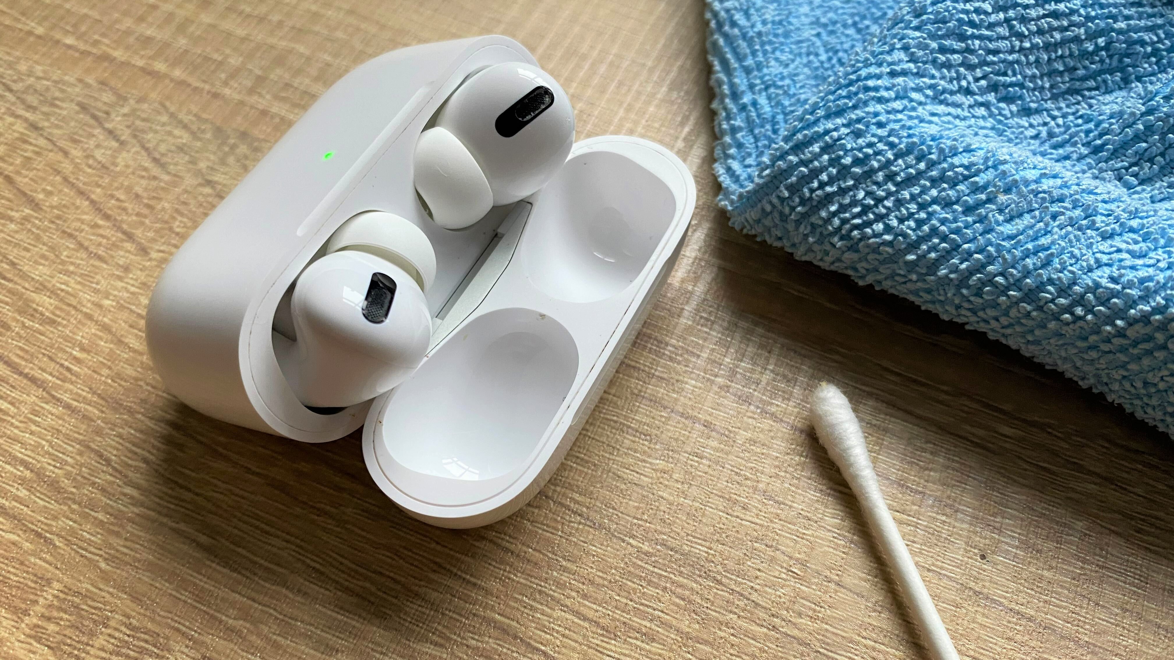 תמונה של ציוד הניקוי הדרוש לניקוי Apple AirPods Pro 