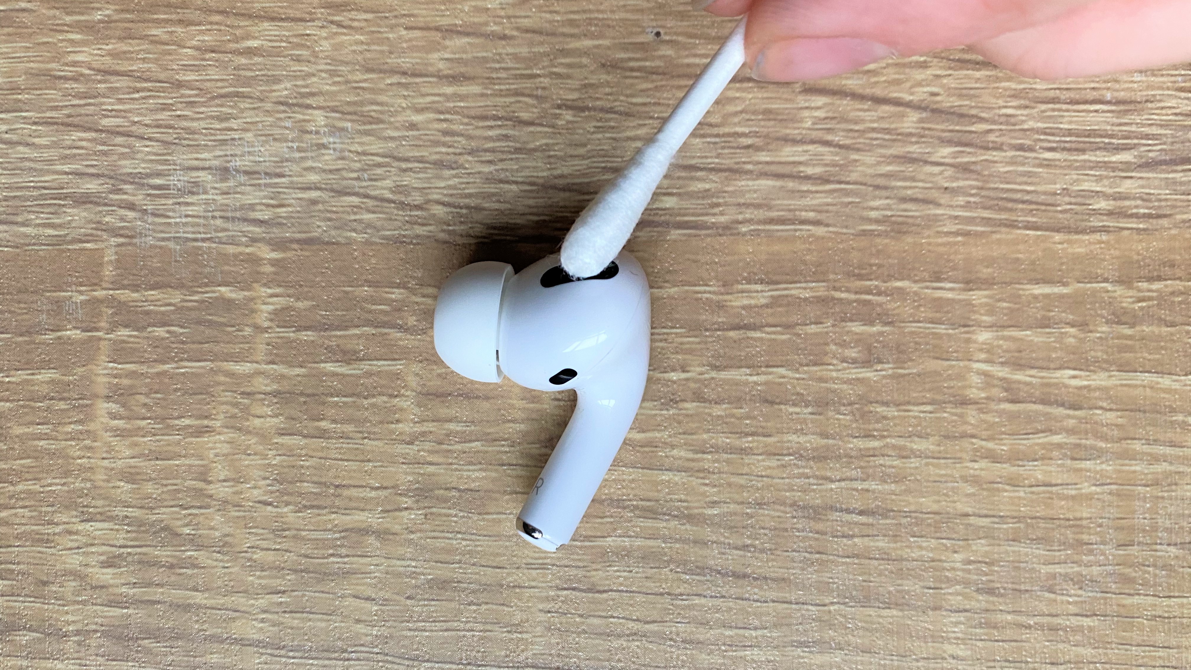 באמצעות ניצן כותנה לניקוי Apple AirPods Pro