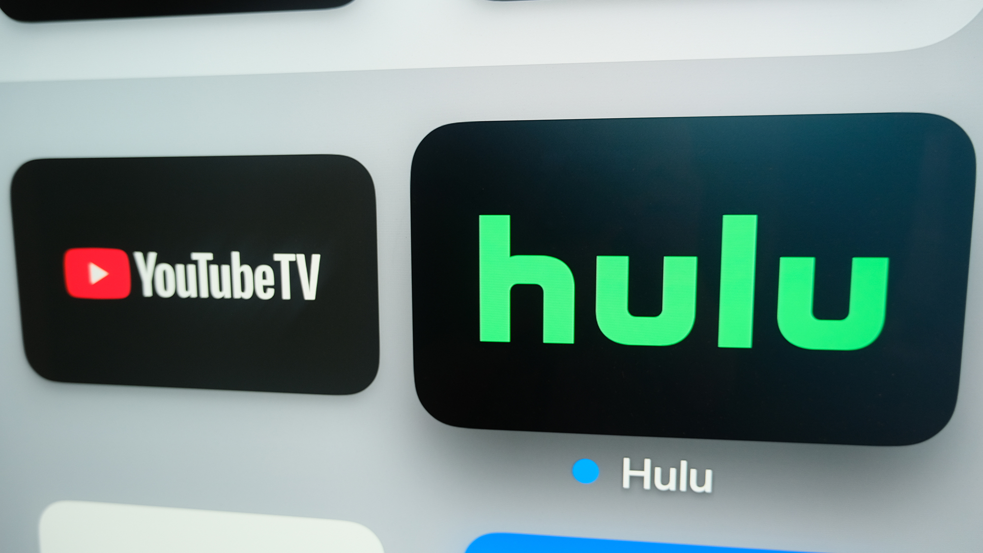 (L, R) יוטיוב טלוויזיה וסמלי Hulu על מסך בית של Apple TV