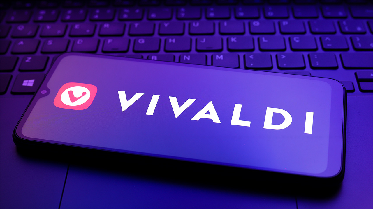 לוגו דפדפן מאובטח Vivaldi המוצג בסמארטפון מונח על המקלדת