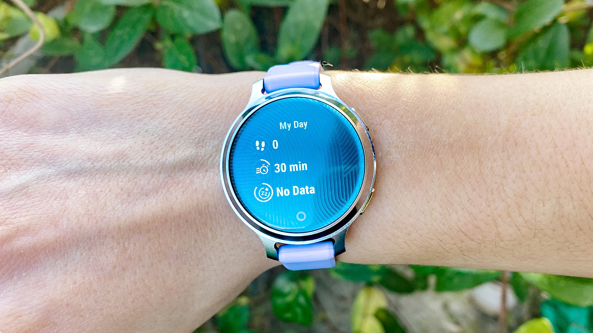 ה- Garmin Lily 2 פעיל בלילאק על פרק כף היד של המשתמש