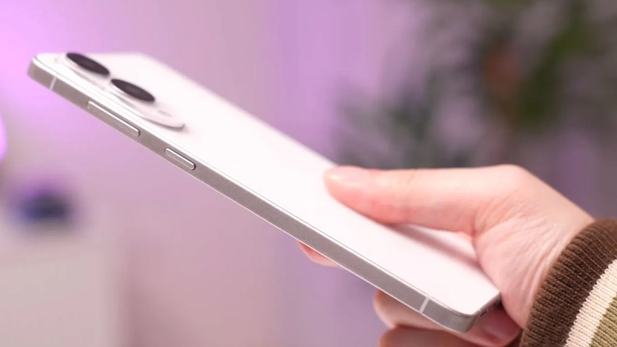 Galaxy S25 Edge dummy unit from side angle