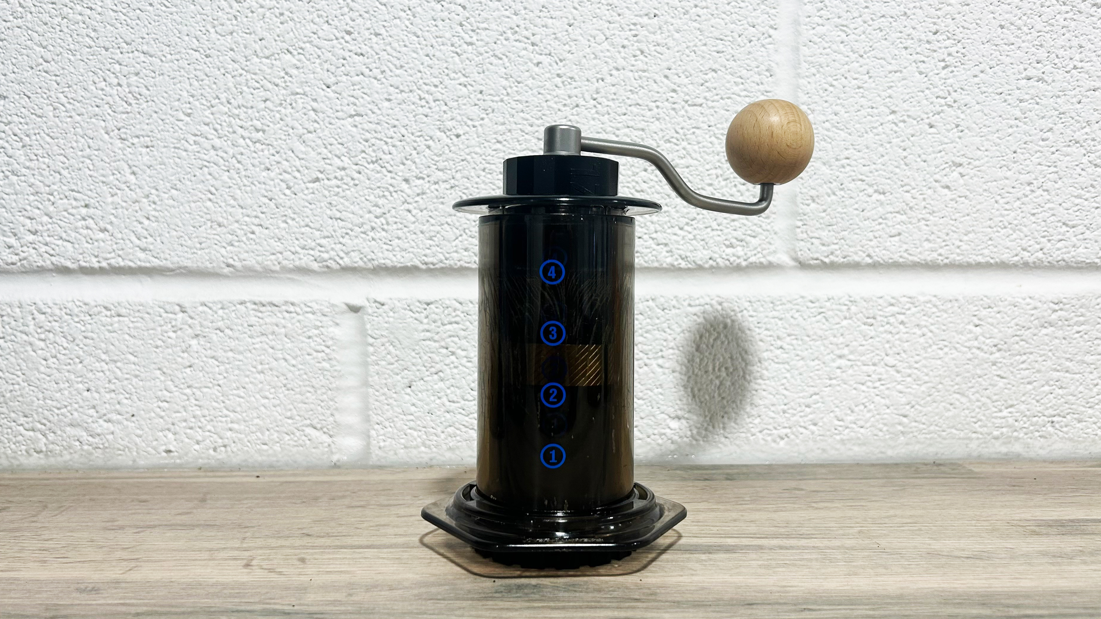 תמונה של מטחנת האוויר 1zpresso Q בתוך חדר האירופה