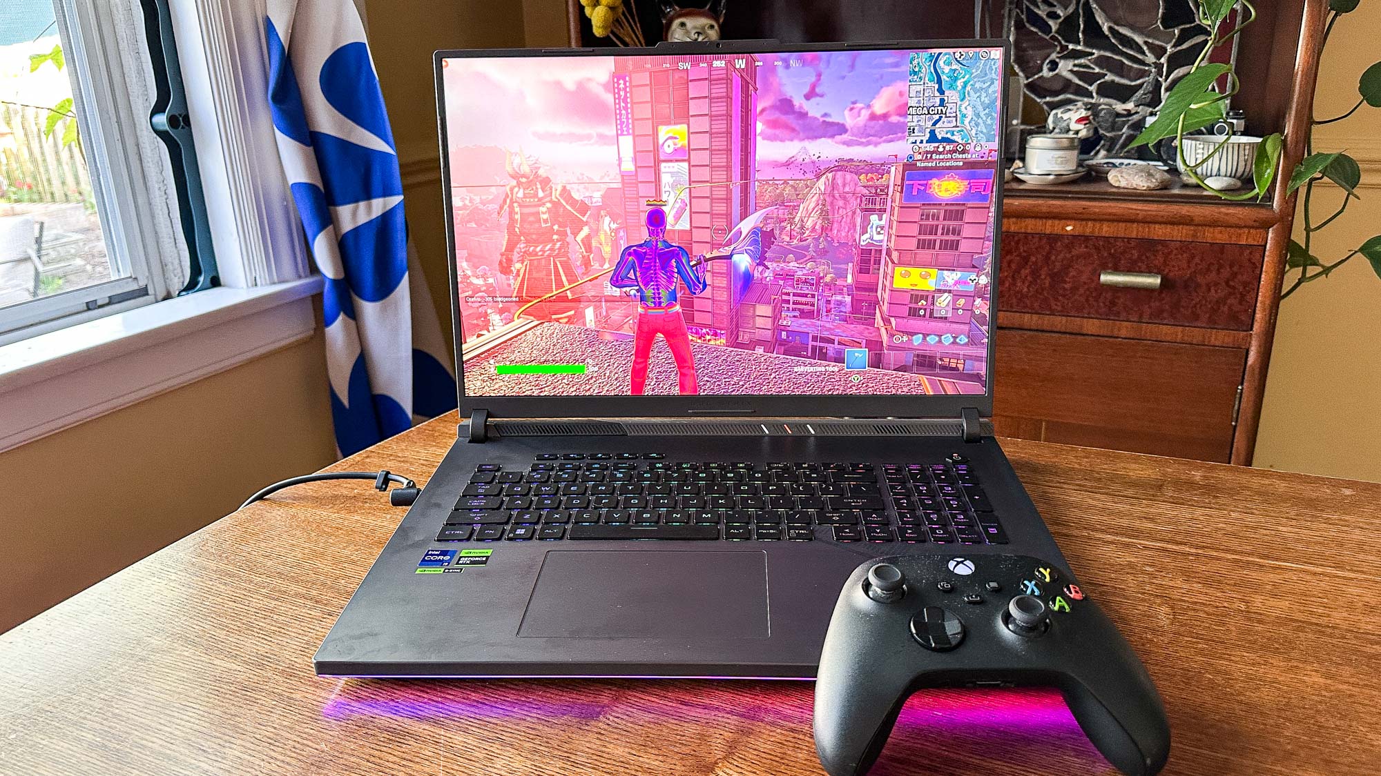 Asus Rog Strix G18 על השולחן