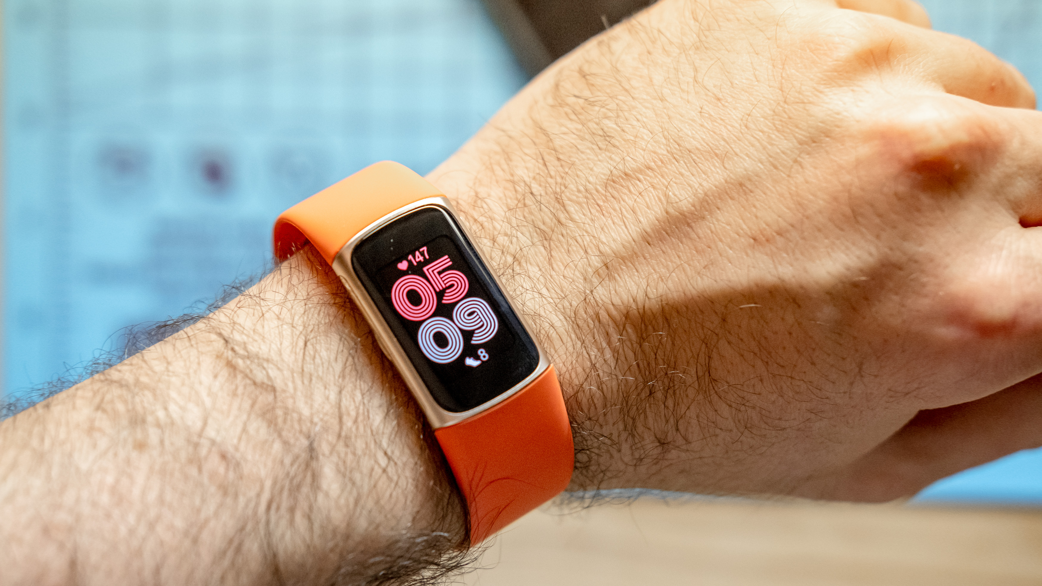 כיצד להגדיר את מטען Fitbit 6.