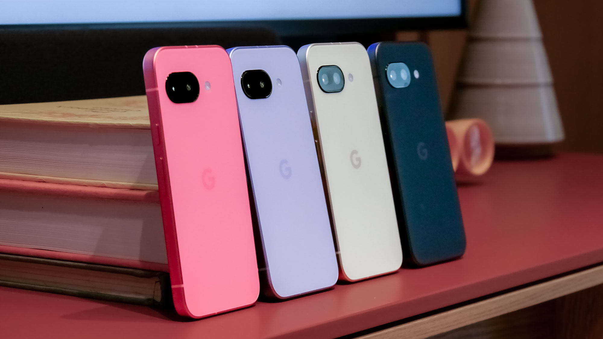 Google Pixel 9A בכל הצבעים השונים.