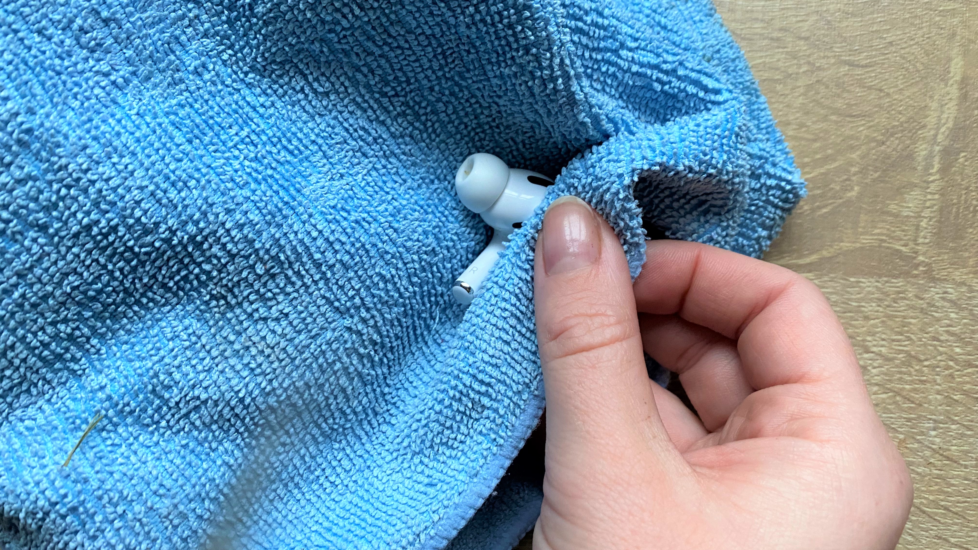 שימוש בבד לניקוי Apple AirPods Pro
