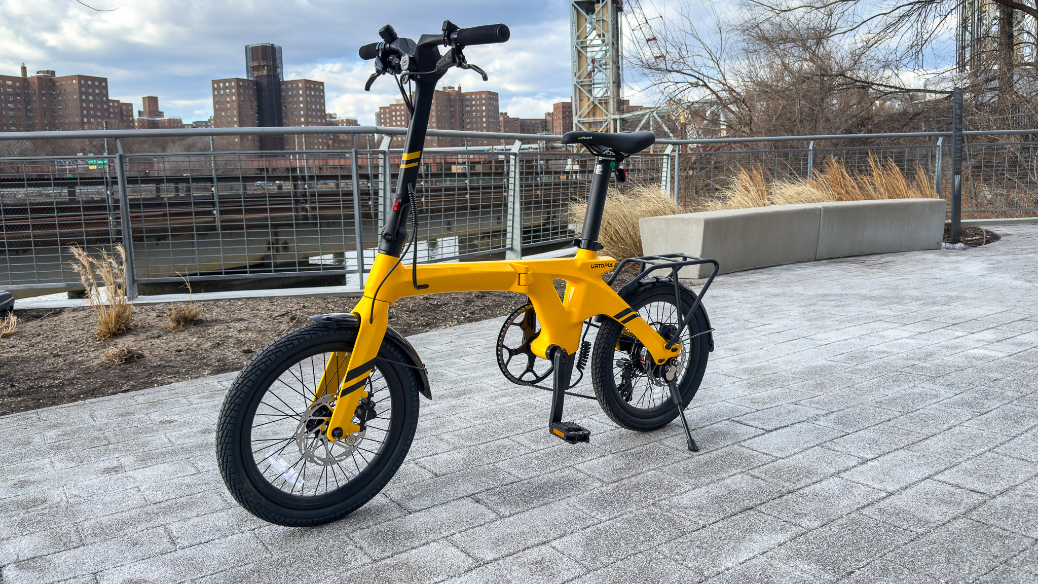 אורטופיה קפל פחמן 1 - מבט בצד שמאל קדמי