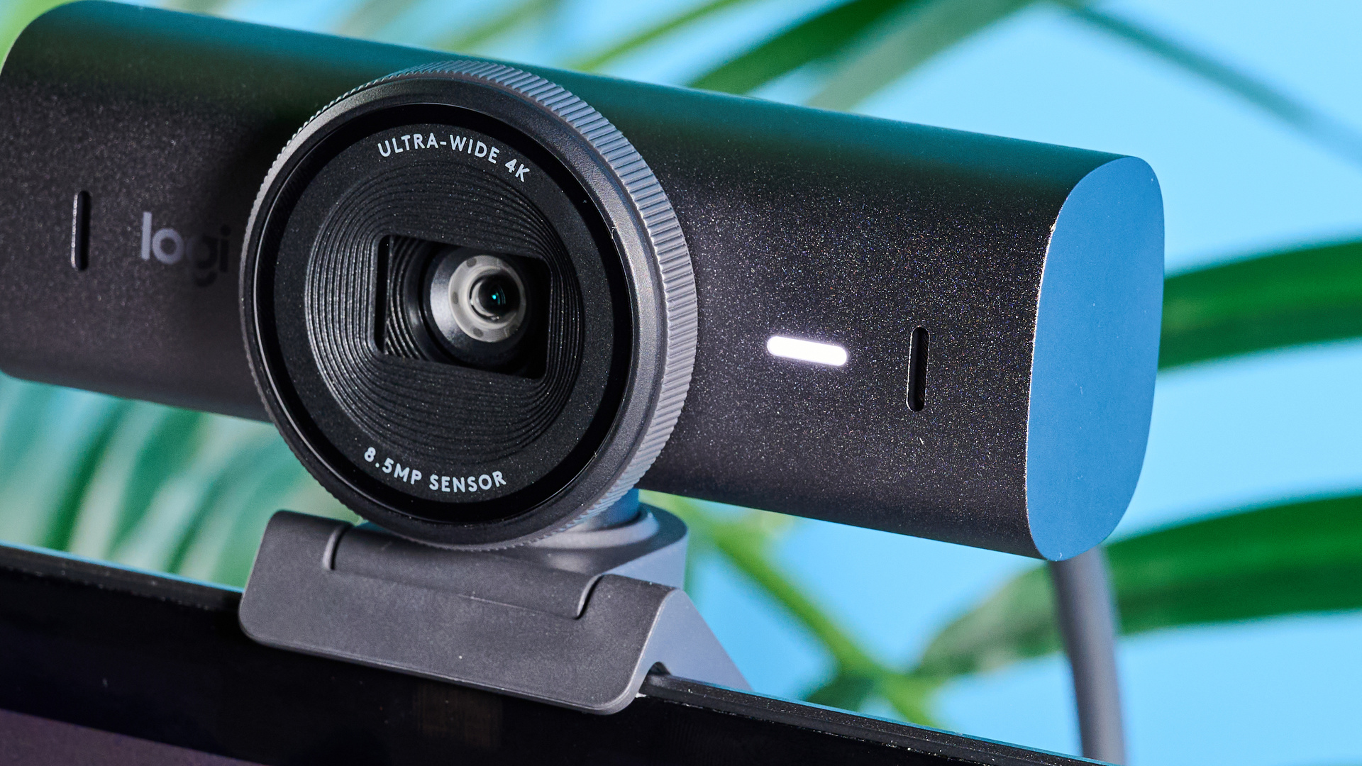 Logitech MX Brio 705 בתמונה מול רקע כחול