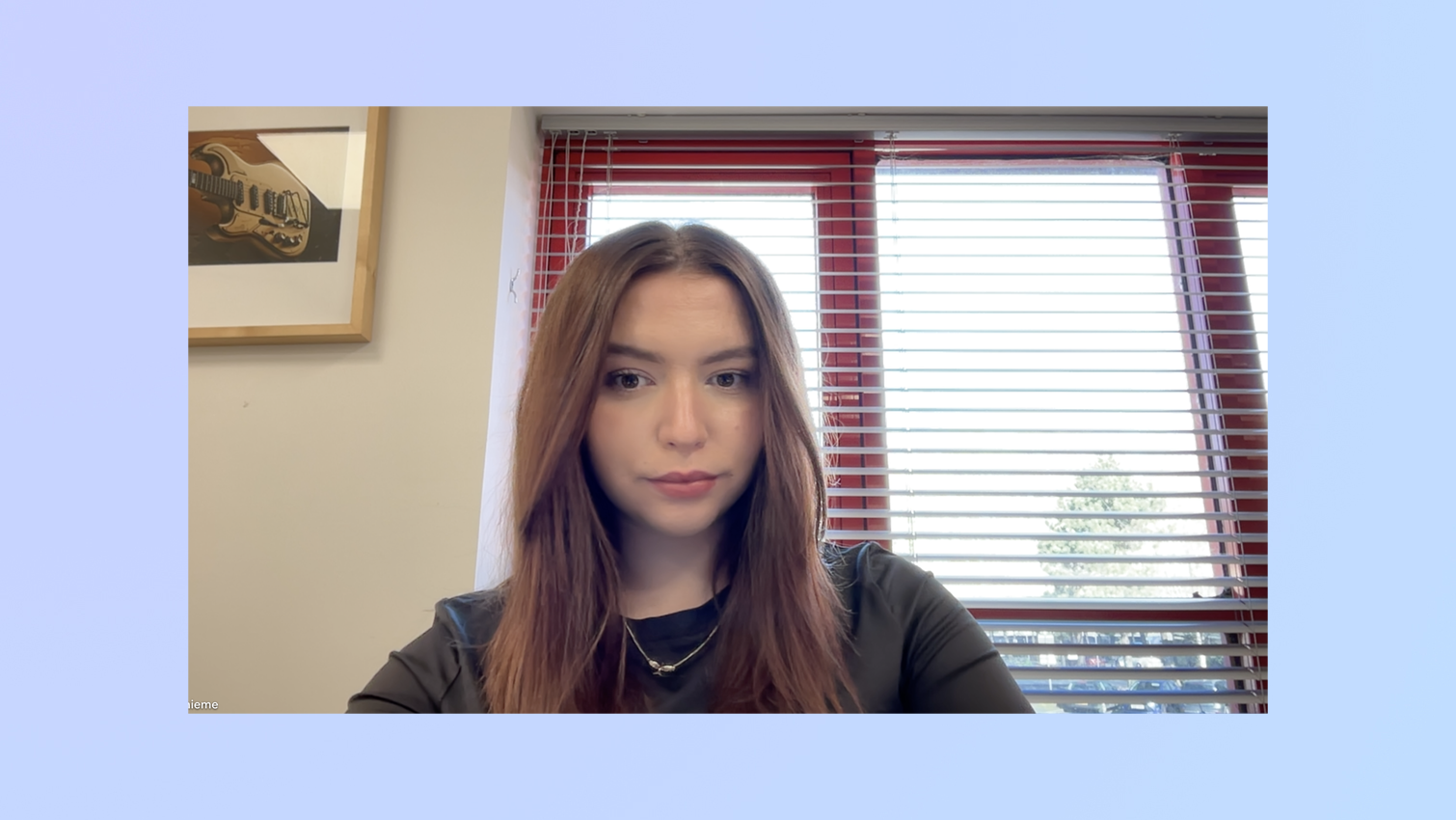 צילום מסך שנמשך כדי להדגים את איכות התמונה של מצלמת ה- MacBook Air M2 FaceTime בהשוואה ל- Logitech MX Brio 705